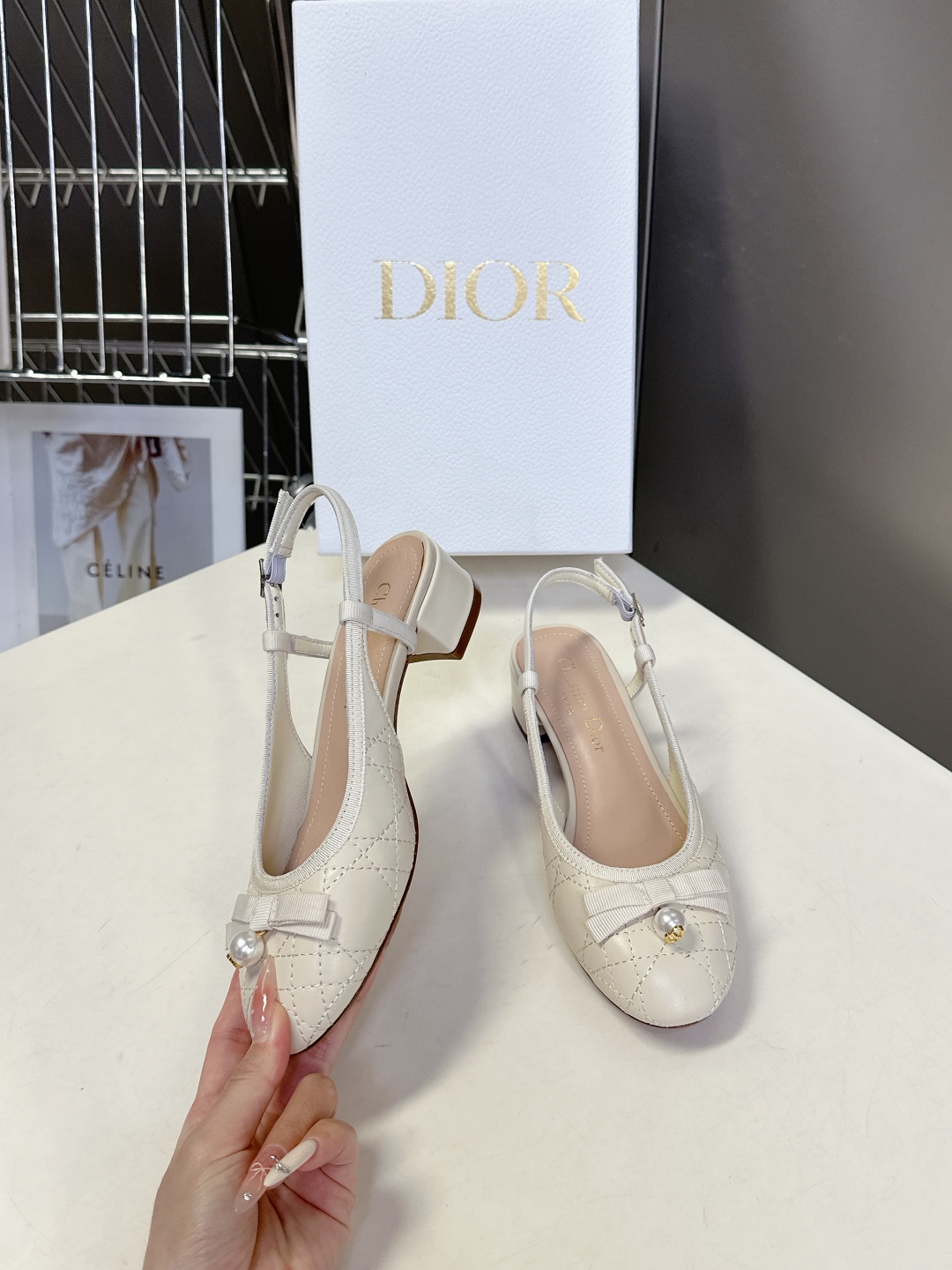  Dior迪奥春夏新款菱格后空时装鞋
   时尚优雅，饰以白色树脂珠饰和 CD 标志 圆头设计与粗跟相得