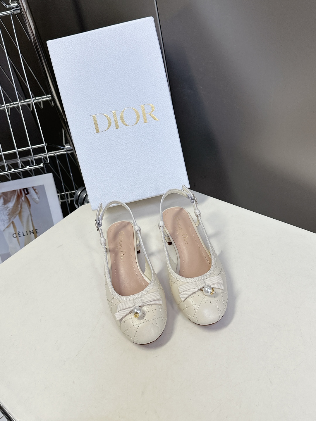  Dior迪奥春夏新款菱格后空时装鞋
   时尚优雅，饰以白色树脂珠饰和 CD 标志 圆头设计与粗跟相得