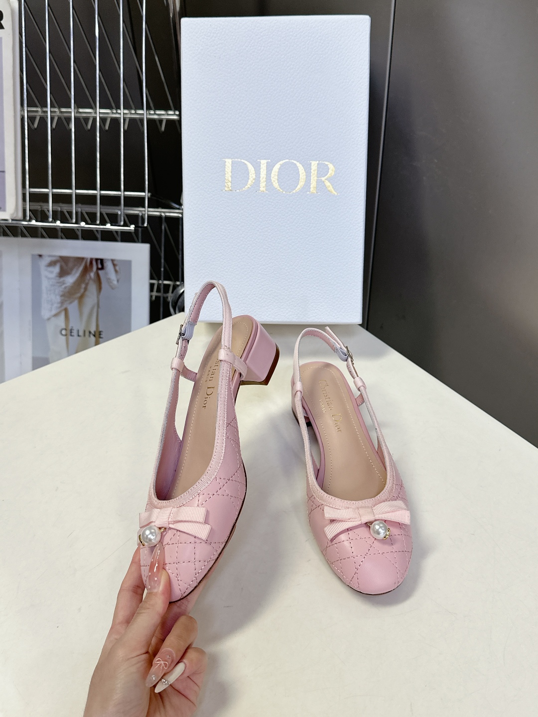  Dior迪奥春夏新款菱格后空时装鞋
   时尚优雅，饰以白色树脂珠饰和 CD 标志 圆头设计与粗跟相得