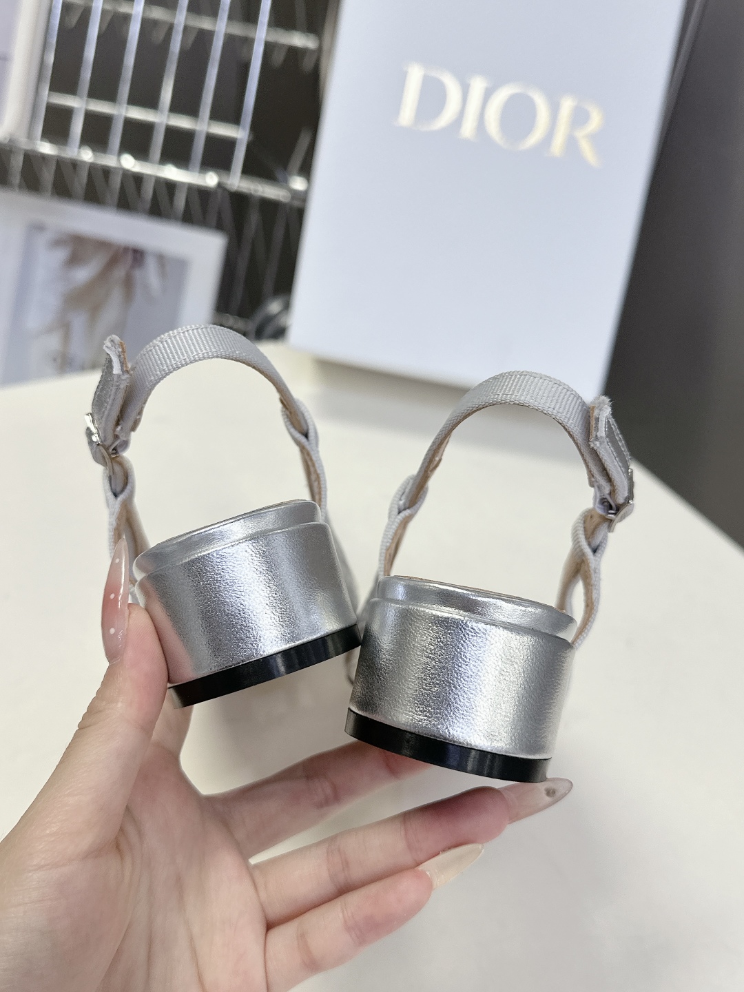  Dior迪奥春夏新款菱格后空时装鞋
   时尚优雅，饰以白色树脂珠饰和 CD 标志 圆头设计与粗跟相得