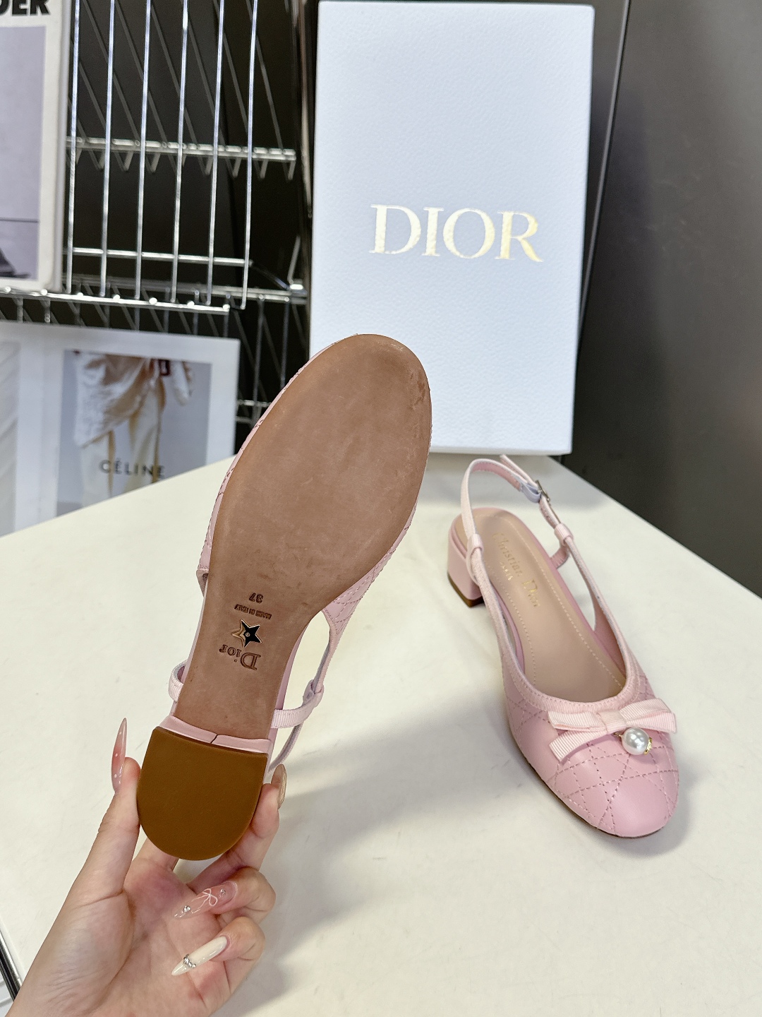  Dior迪奥春夏新款菱格后空时装鞋
   时尚优雅，饰以白色树脂珠饰和 CD 标志 圆头设计与粗跟相得