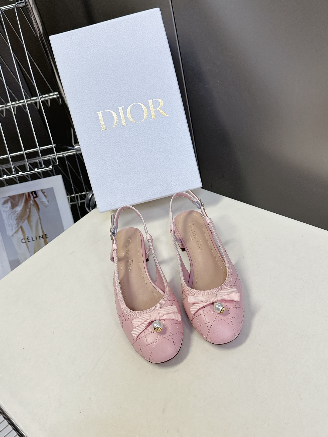  Dior迪奥春夏新款菱格后空时装鞋
   时尚优雅，饰以白色树脂珠饰和 CD 标志 圆头设计与粗跟相得