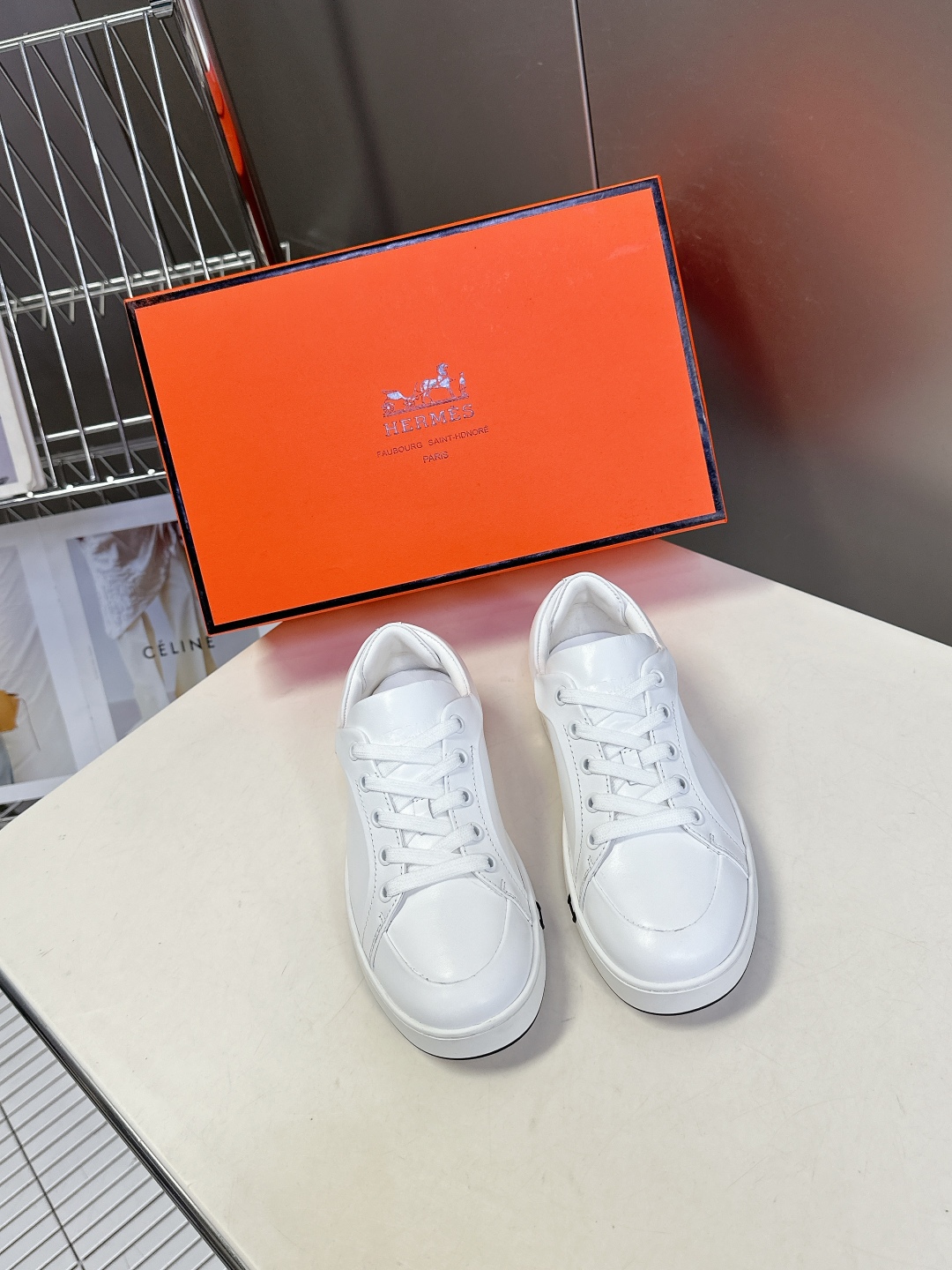  Hermes爱马仕经典休闲鞋 小白鞋 顶级版本
   超难配货的一款贵妇鞋 鞋子的每一个细节都特别用心