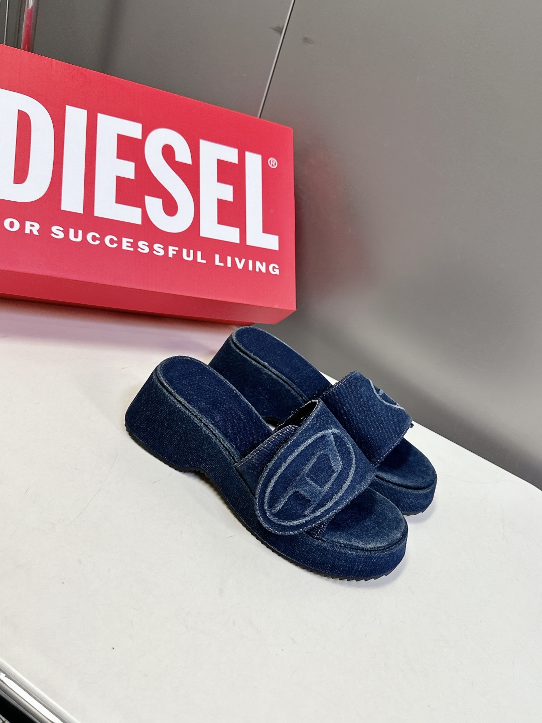  DIESEL2025春夏最新款水洗牛仔布厚底 拖鞋
     超多网红时尚博主种草 夏季必备款 这季颠