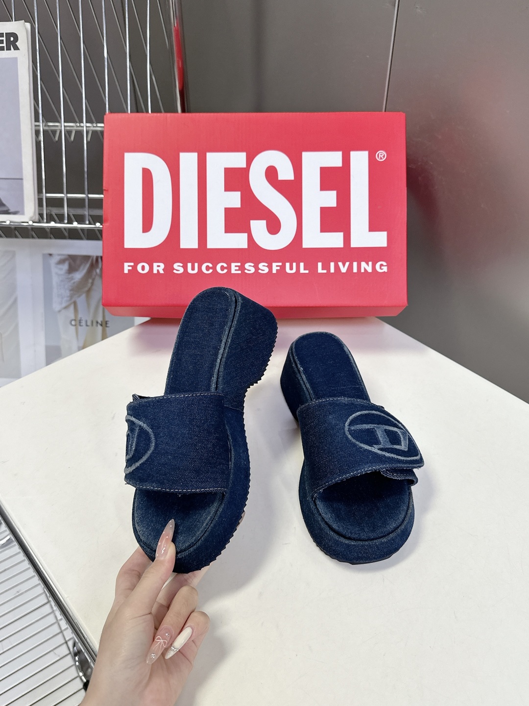  DIESEL2025春夏最新款水洗牛仔布厚底 拖鞋
     超多网红时尚博主种草 夏季必备款 这季颠