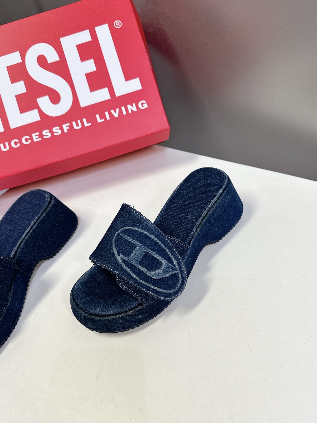  DIESEL2025春夏最新款水洗牛仔布厚底 拖鞋
     超多网红时尚博主种草 夏季必备款 这季颠