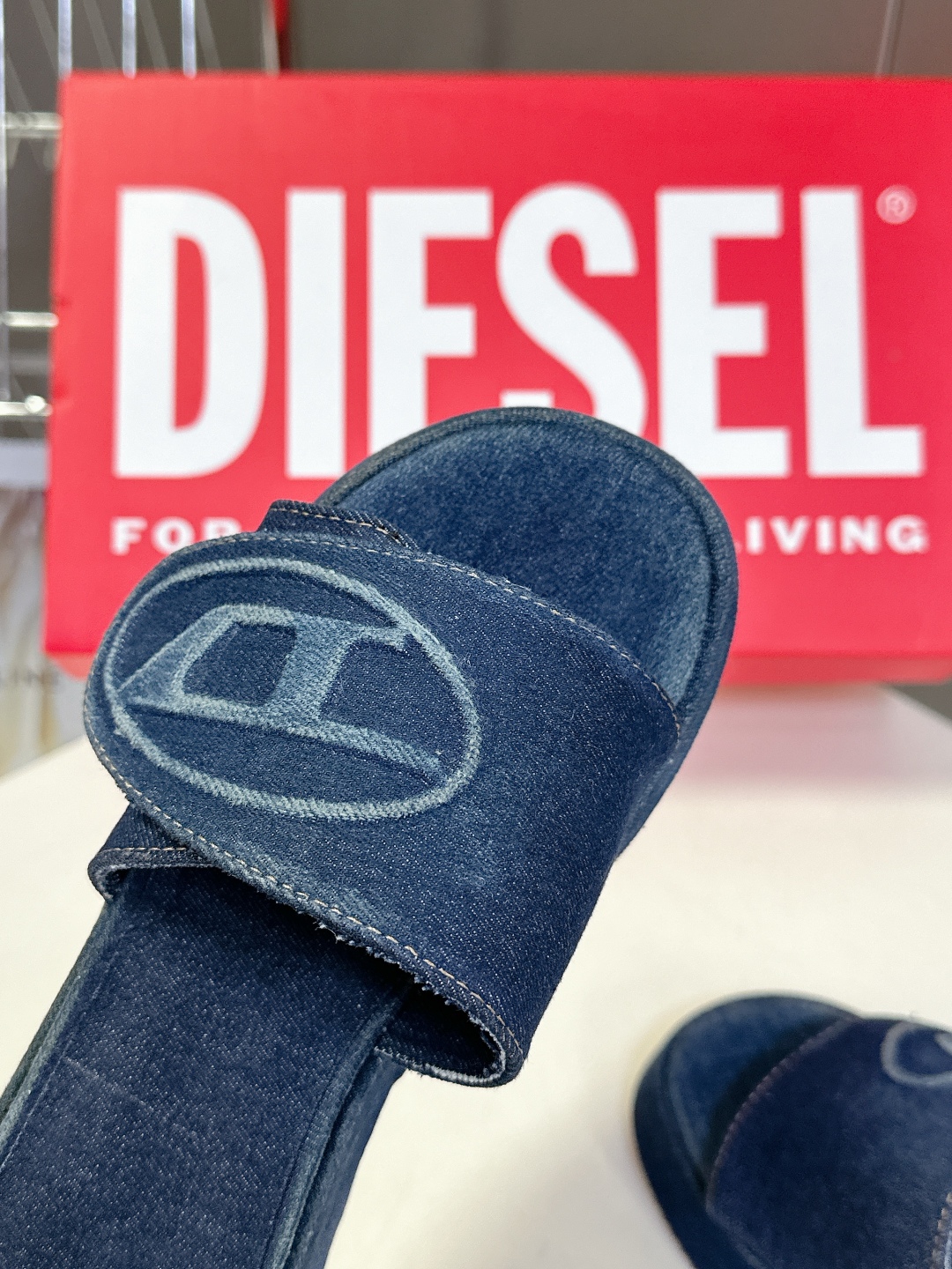  DIESEL2025春夏最新款水洗牛仔布厚底 拖鞋
     超多网红时尚博主种草 夏季必备款 这季颠