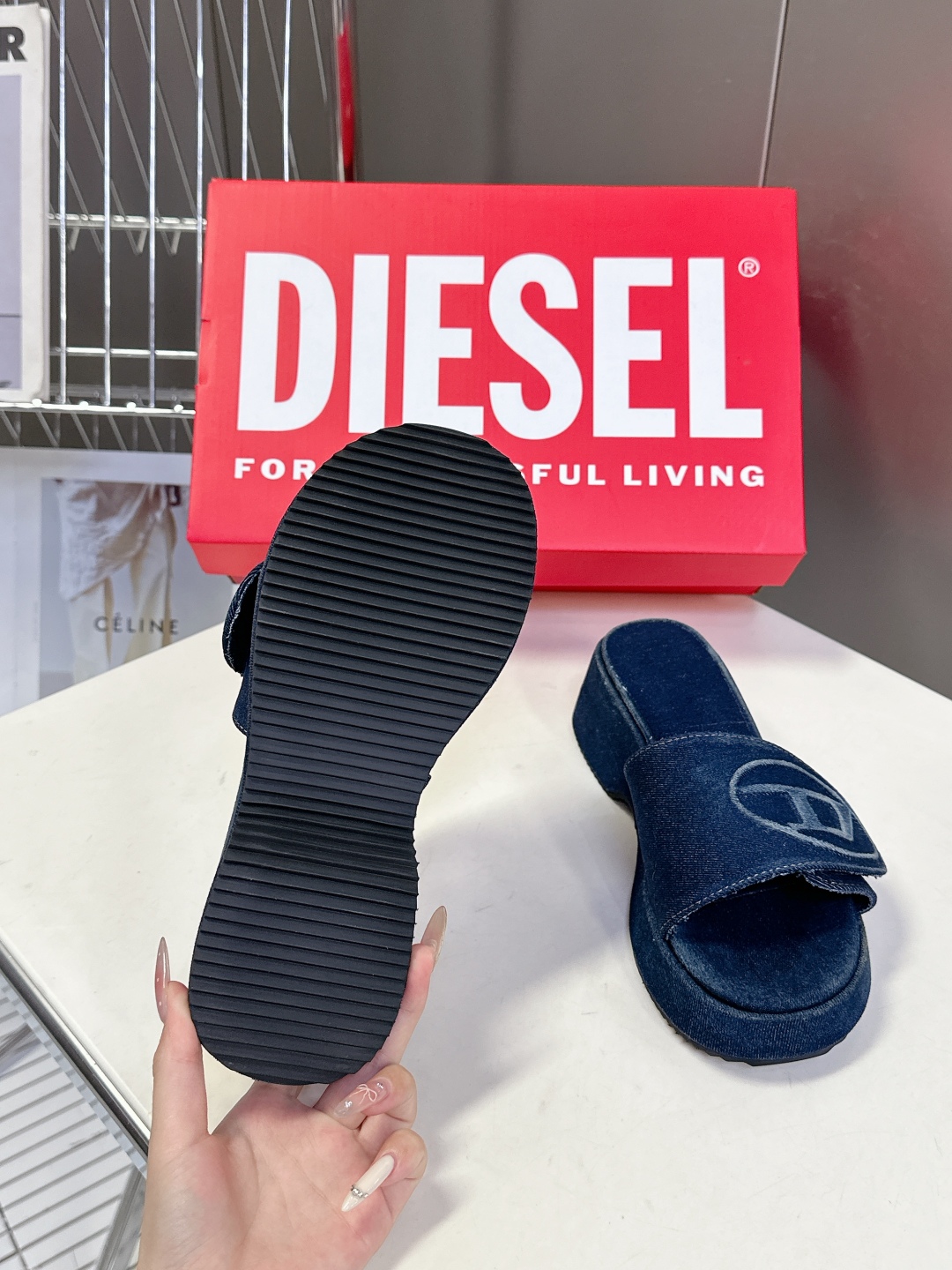  DIESEL2025春夏最新款水洗牛仔布厚底 拖鞋
     超多网红时尚博主种草 夏季必备款 这季颠