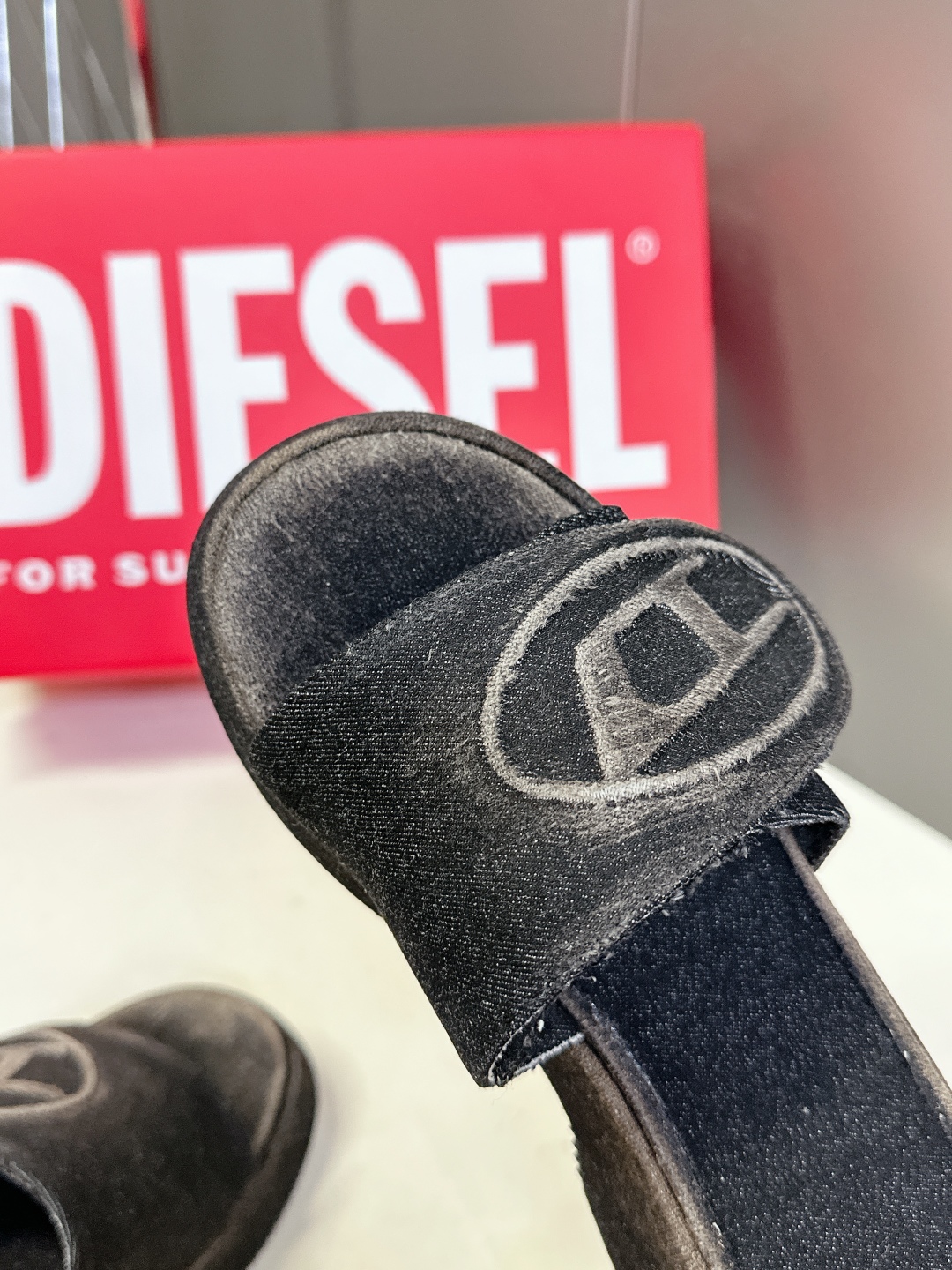  DIESEL2025春夏最新款水洗牛仔布厚底 拖鞋
     超多网红时尚博主种草 夏季必备款 这季颠