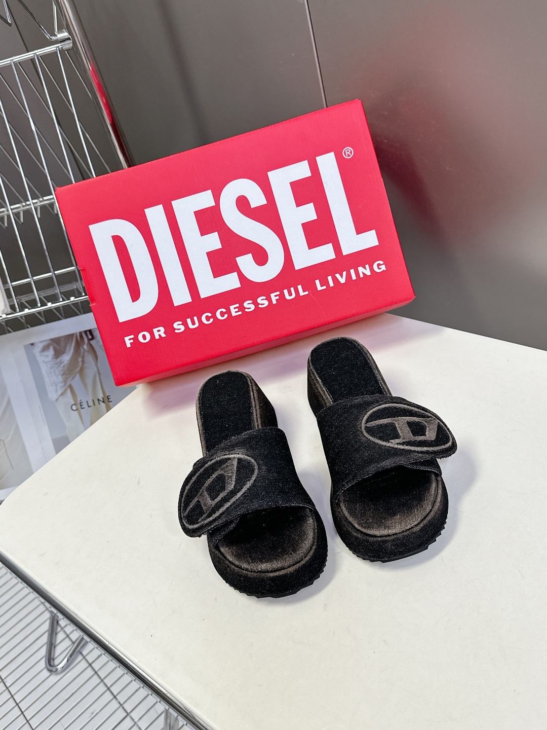  DIESEL2025春夏最新款水洗牛仔布厚底 拖鞋
     超多网红时尚博主种草 夏季必备款 这季颠
