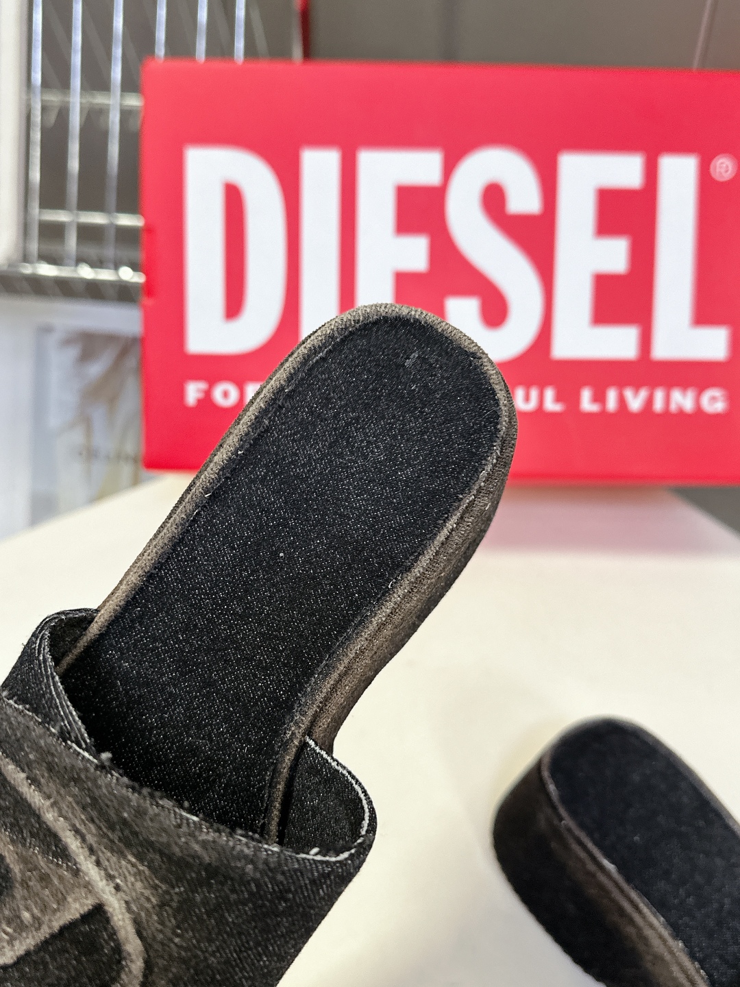  DIESEL2025春夏最新款水洗牛仔布厚底 拖鞋
     超多网红时尚博主种草 夏季必备款 这季颠