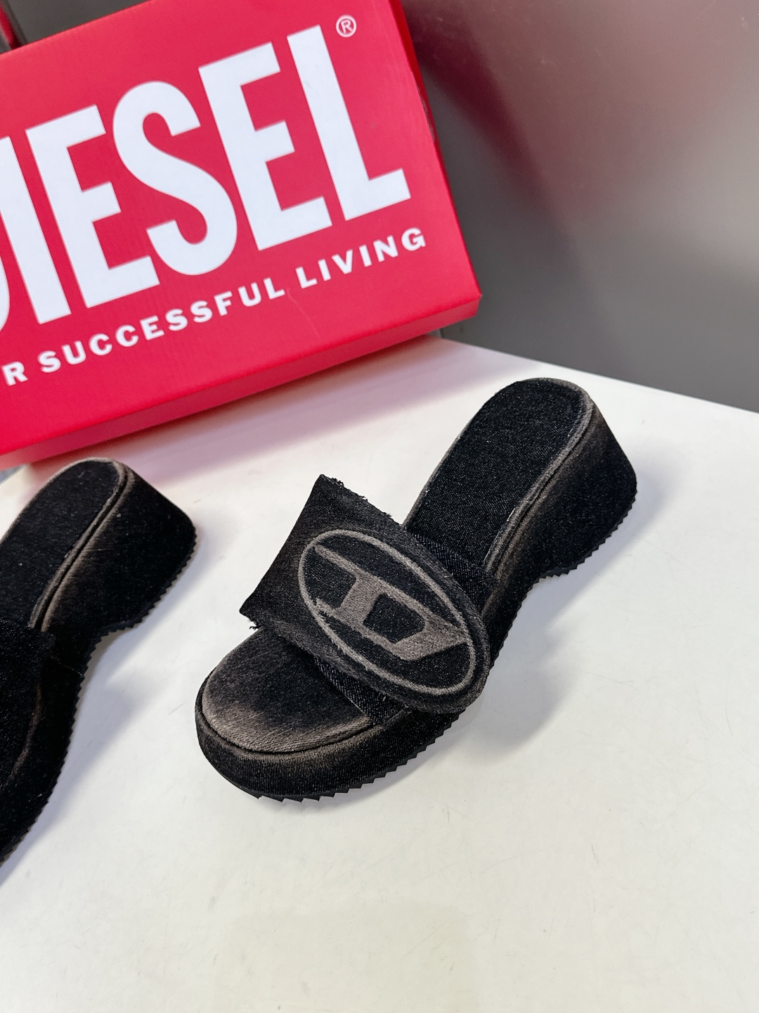  DIESEL2025春夏最新款水洗牛仔布厚底 拖鞋
     超多网红时尚博主种草 夏季必备款 这季颠