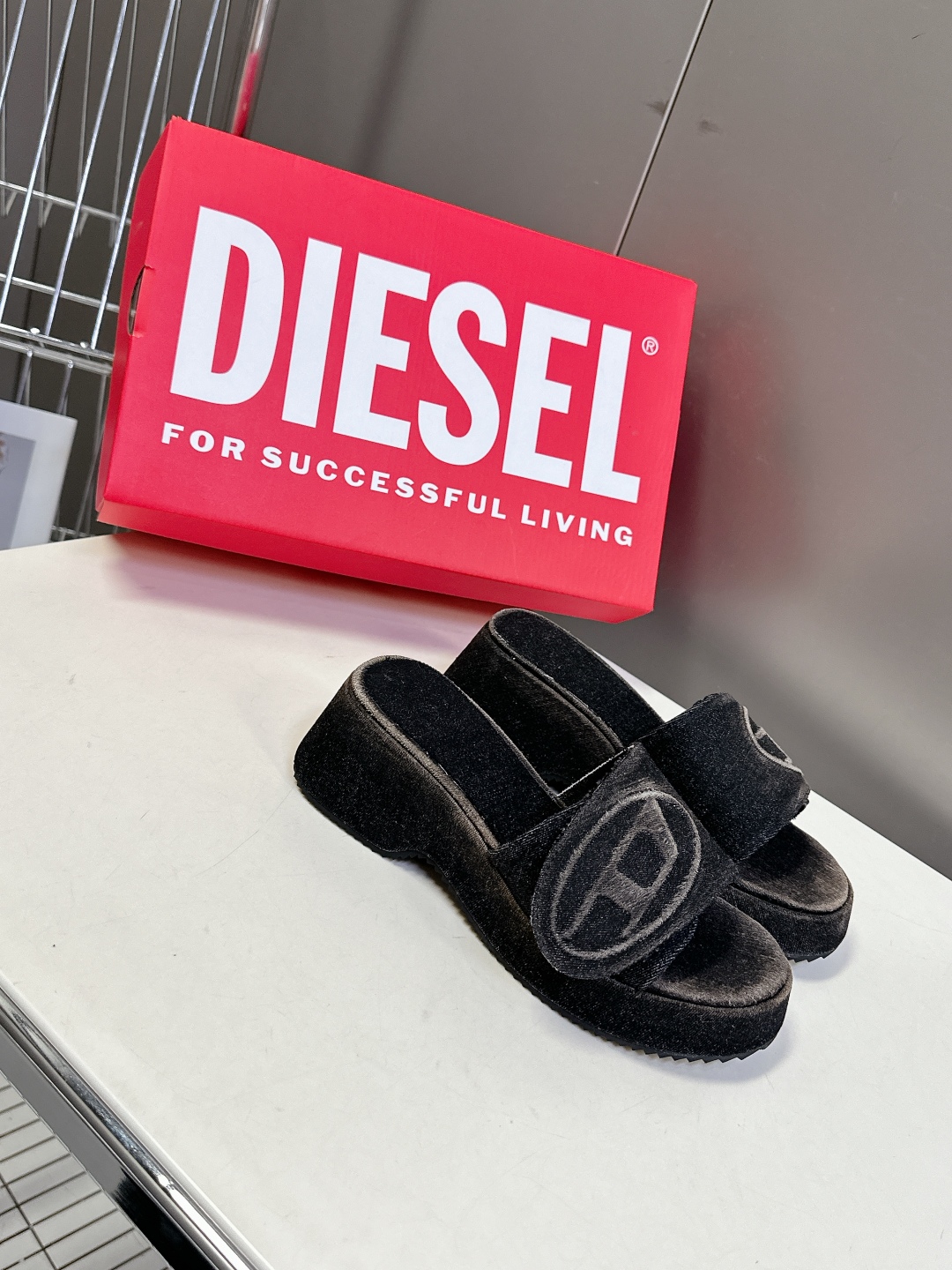  DIESEL2025春夏最新款水洗牛仔布厚底 拖鞋
     超多网红时尚博主种草 夏季必备款 这季颠