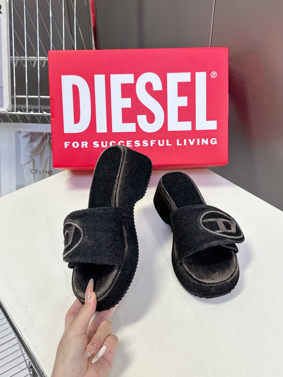  DIESEL2025春夏最新款水洗牛仔布厚底 拖鞋
     超多网红时尚博主种草 夏季必备款 这季颠