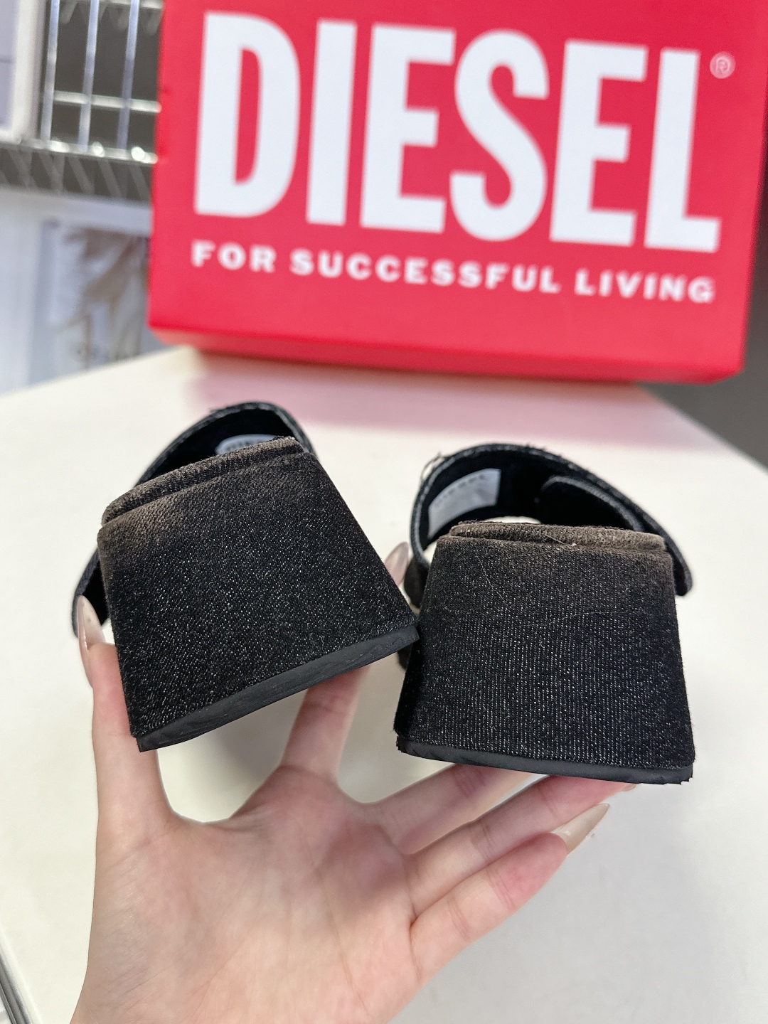  DIESEL2025春夏最新款水洗牛仔布厚底 拖鞋
     超多网红时尚博主种草 夏季必备款 这季颠