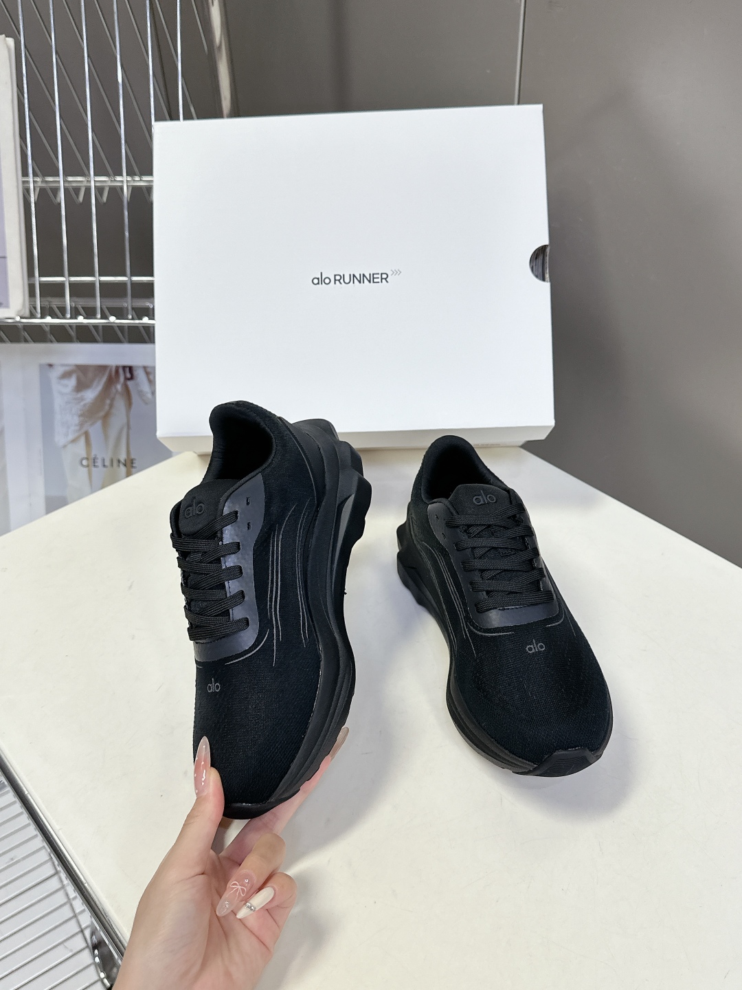  alo2025春夏最新款厚底情侣款运动跑步瑜伽鞋
   今年超火的品牌alo好多明星时尚博主种草 上脚