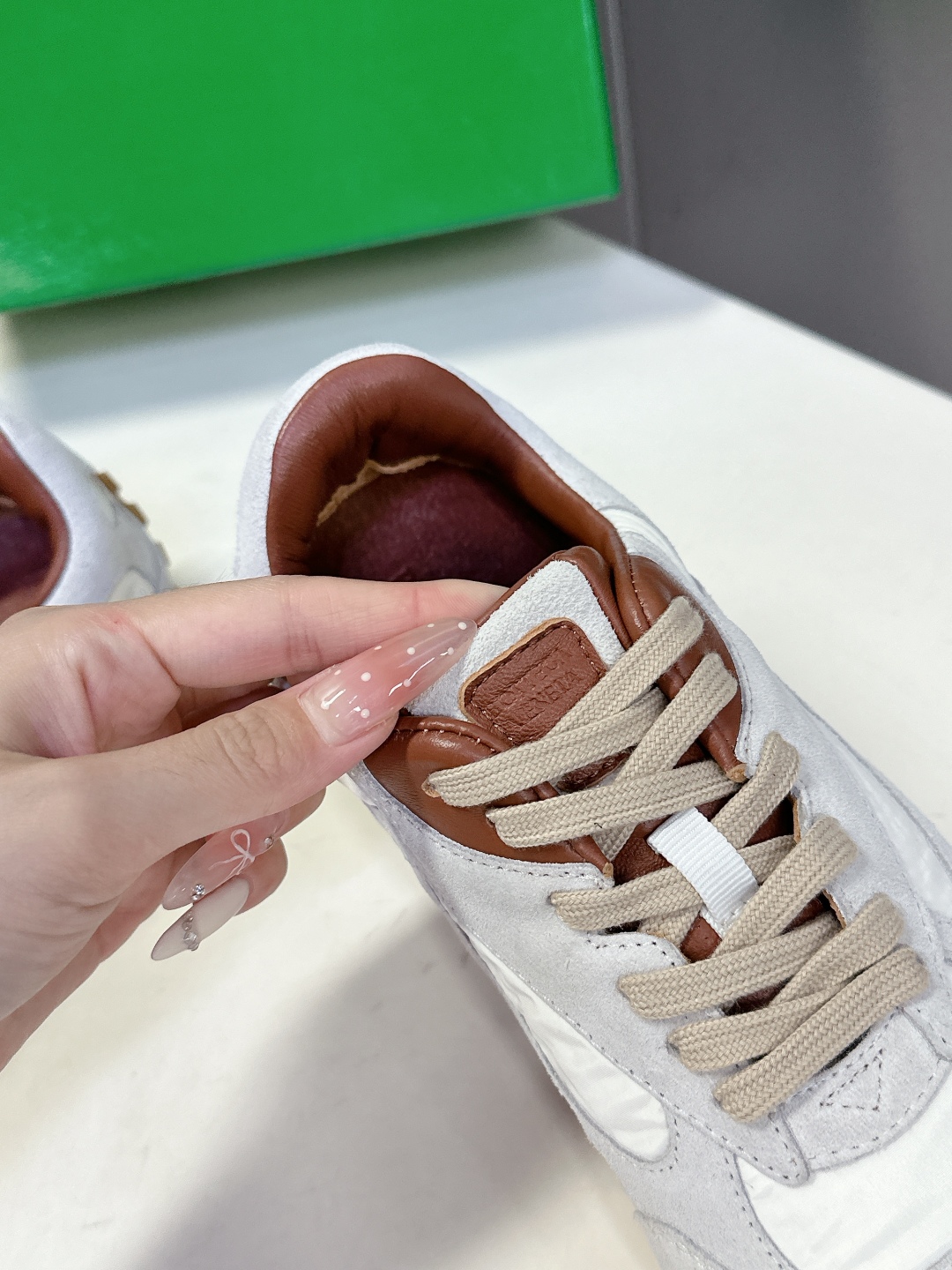  Bottega Veneta BV葆蝶家情侣款 阿甘鞋 德训运动鞋
  BV经典老钱风运动鞋超多明星时