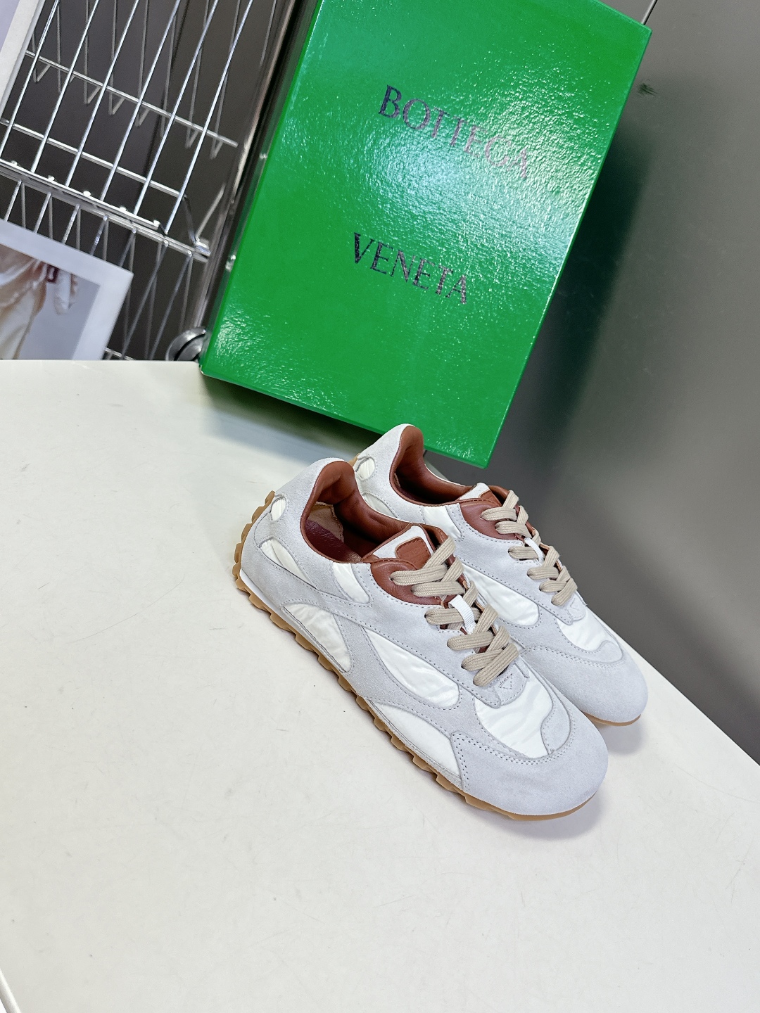  Bottega Veneta BV葆蝶家情侣款 阿甘鞋 德训运动鞋
  BV经典老钱风运动鞋超多明星时
