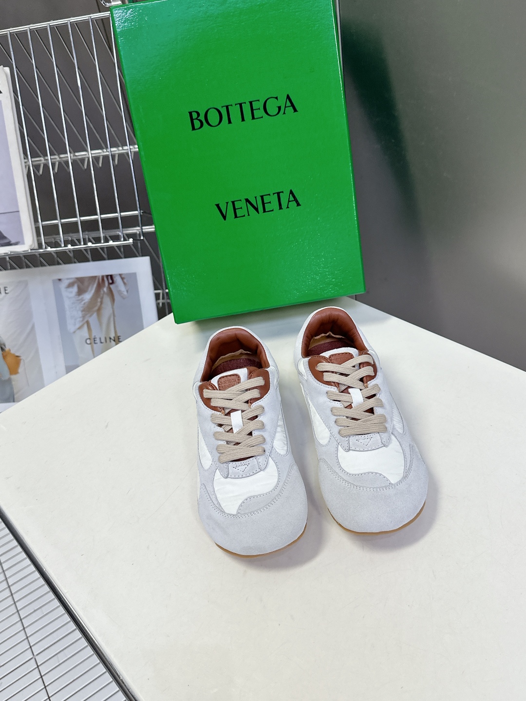  Bottega Veneta BV葆蝶家情侣款 阿甘鞋 德训运动鞋
  BV经典老钱风运动鞋超多明星时