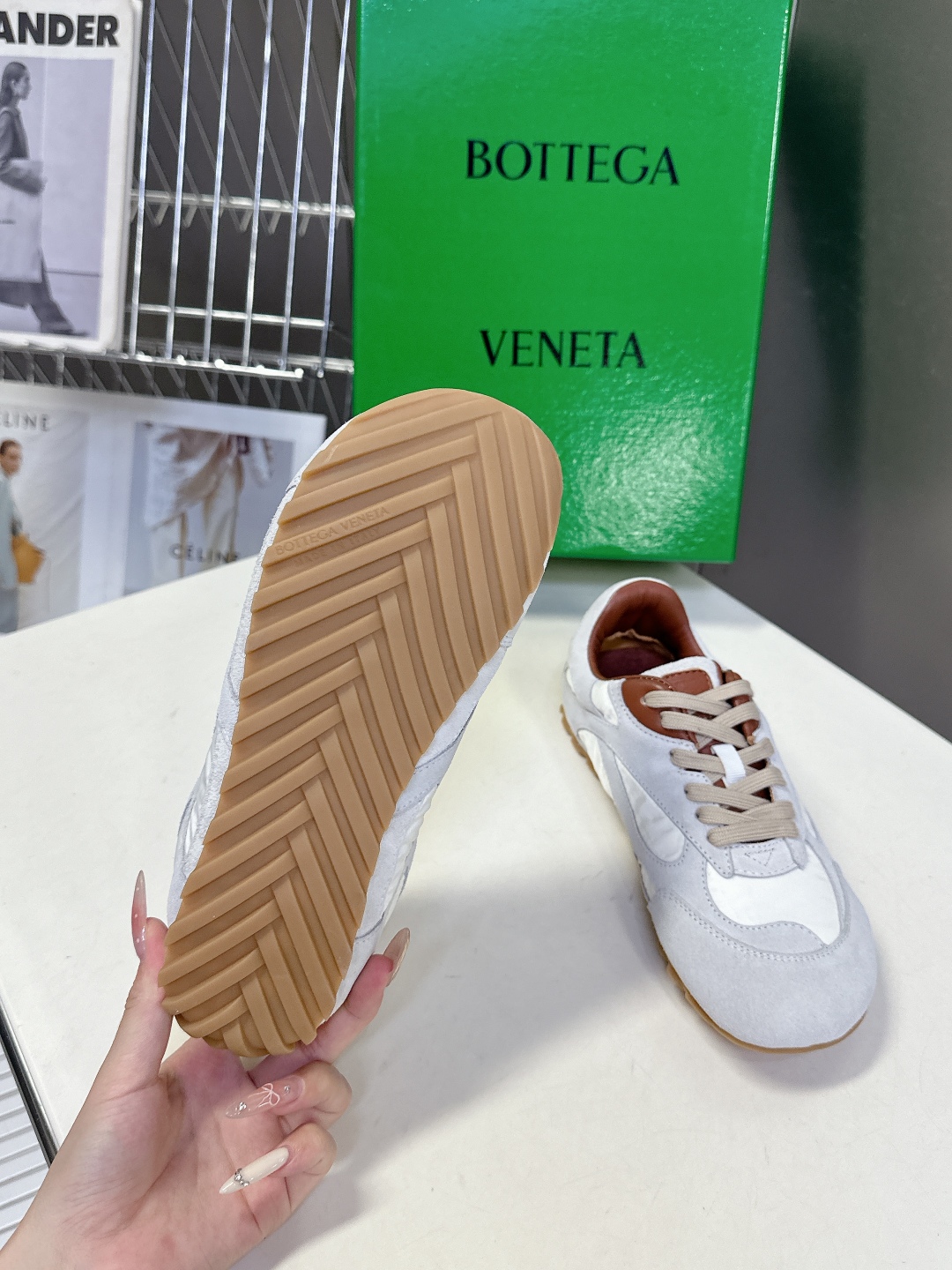  Bottega Veneta BV葆蝶家情侣款 阿甘鞋 德训运动鞋
  BV经典老钱风运动鞋超多明星时