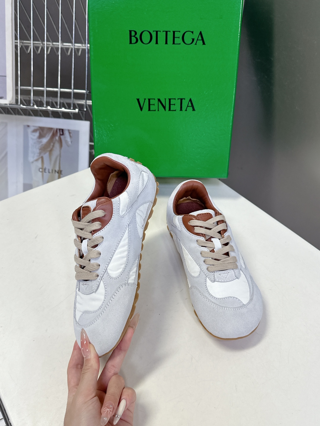  Bottega Veneta BV葆蝶家情侣款 阿甘鞋 德训运动鞋
  BV经典老钱风运动鞋超多明星时
