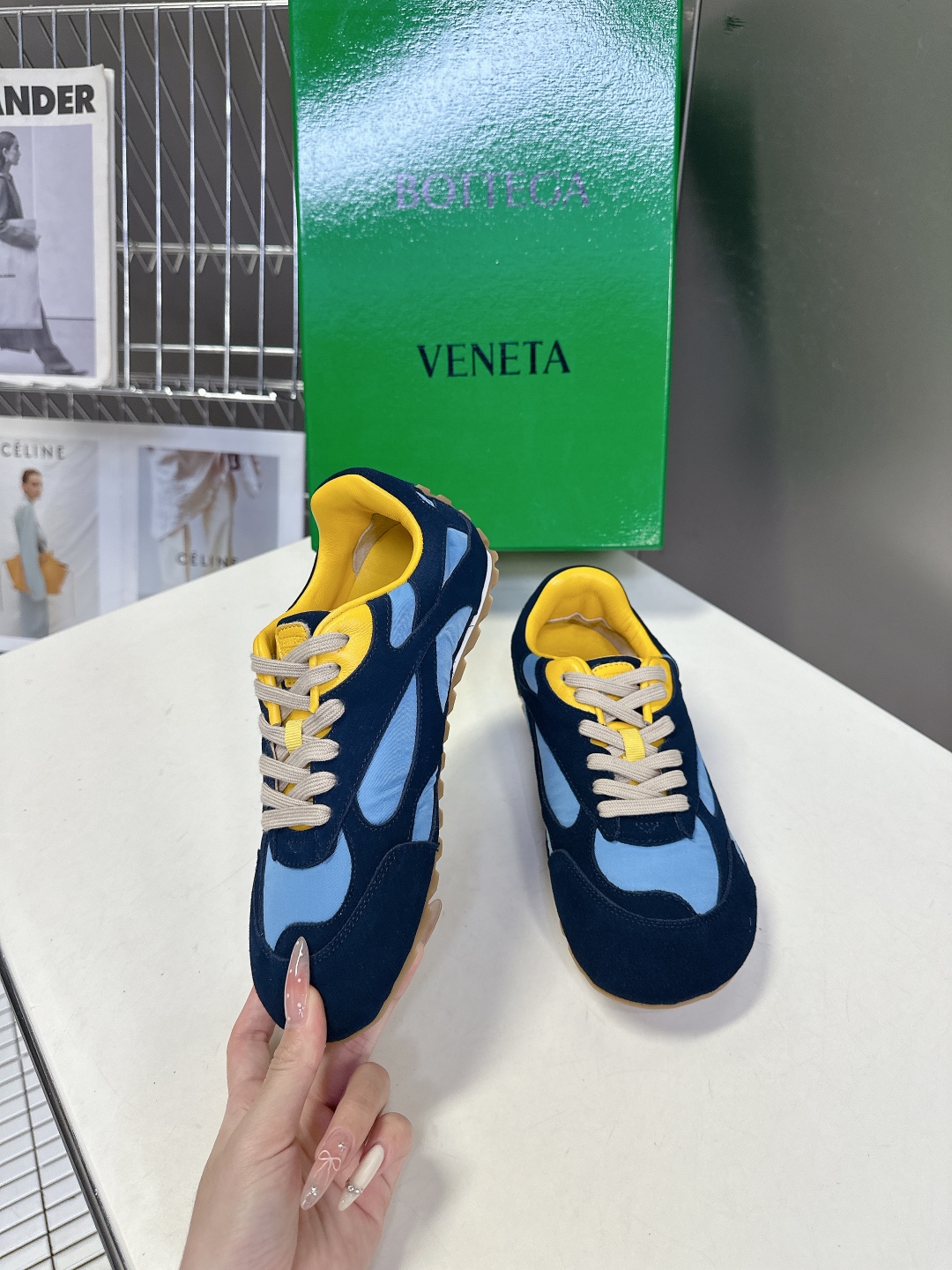  Bottega Veneta BV葆蝶家情侣款 阿甘鞋 德训运动鞋
  BV经典老钱风运动鞋超多明星时