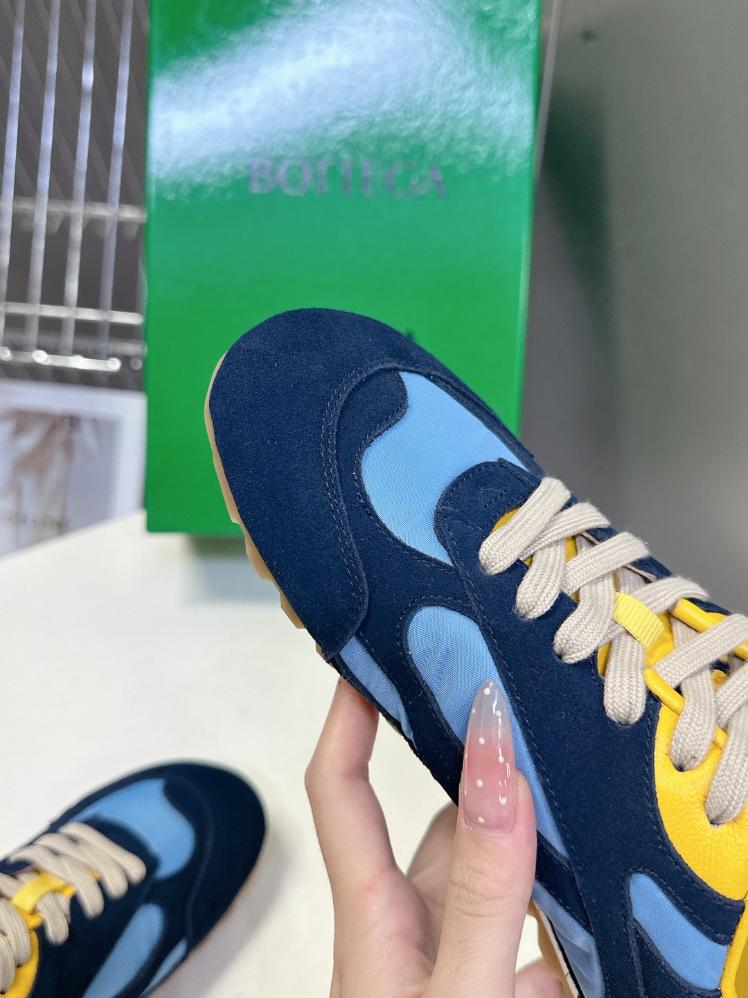  Bottega Veneta BV葆蝶家情侣款 阿甘鞋 德训运动鞋
  BV经典老钱风运动鞋超多明星时