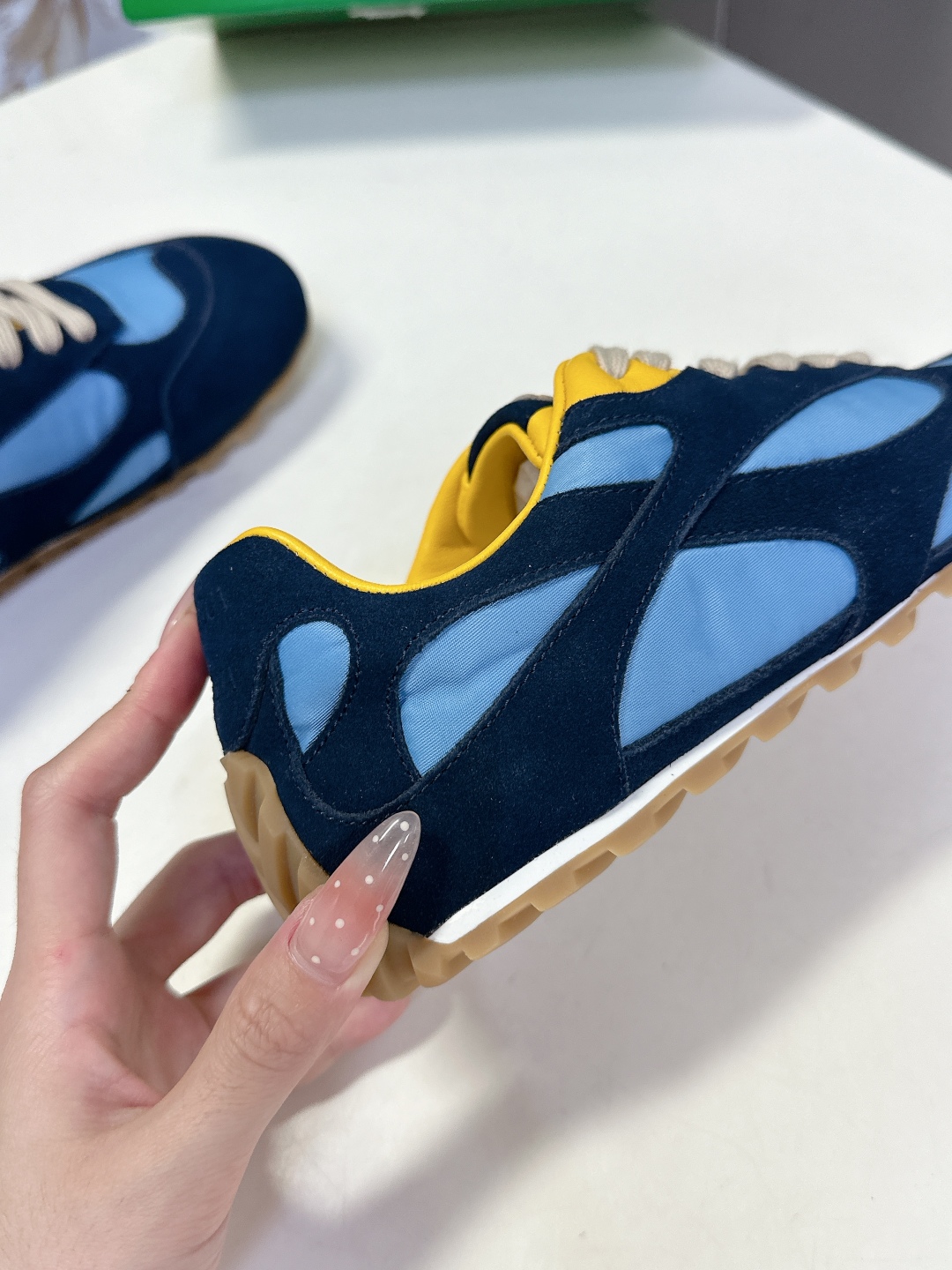  Bottega Veneta BV葆蝶家情侣款 阿甘鞋 德训运动鞋
  BV经典老钱风运动鞋超多明星时