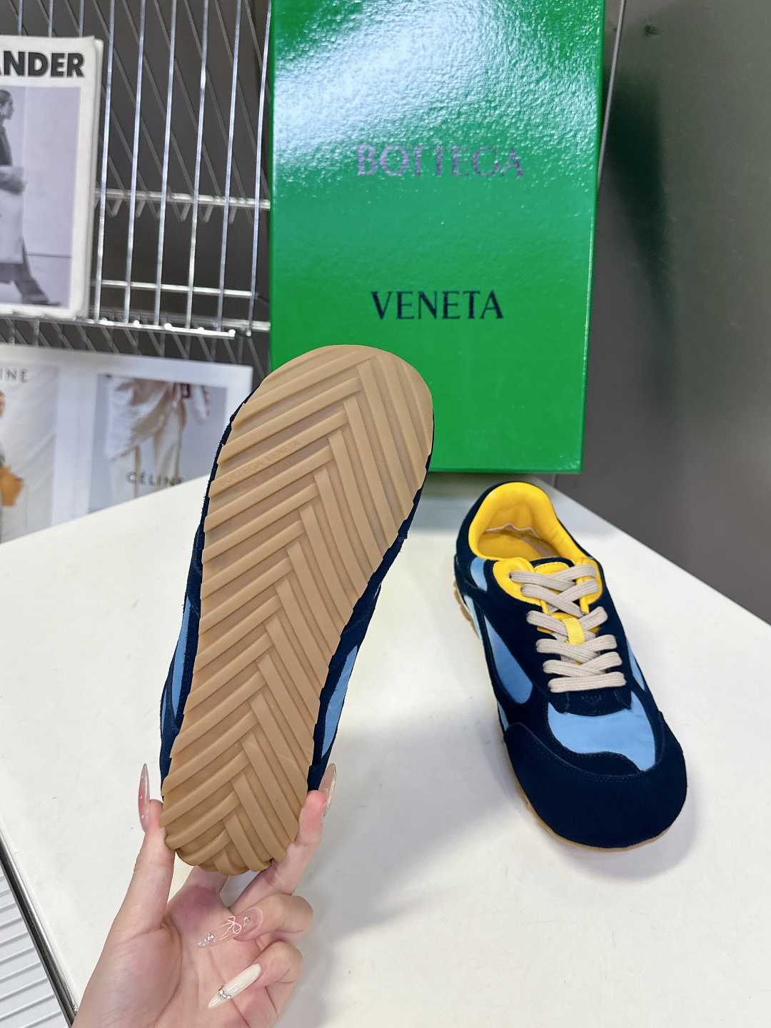  Bottega Veneta BV葆蝶家情侣款 阿甘鞋 德训运动鞋
  BV经典老钱风运动鞋超多明星时