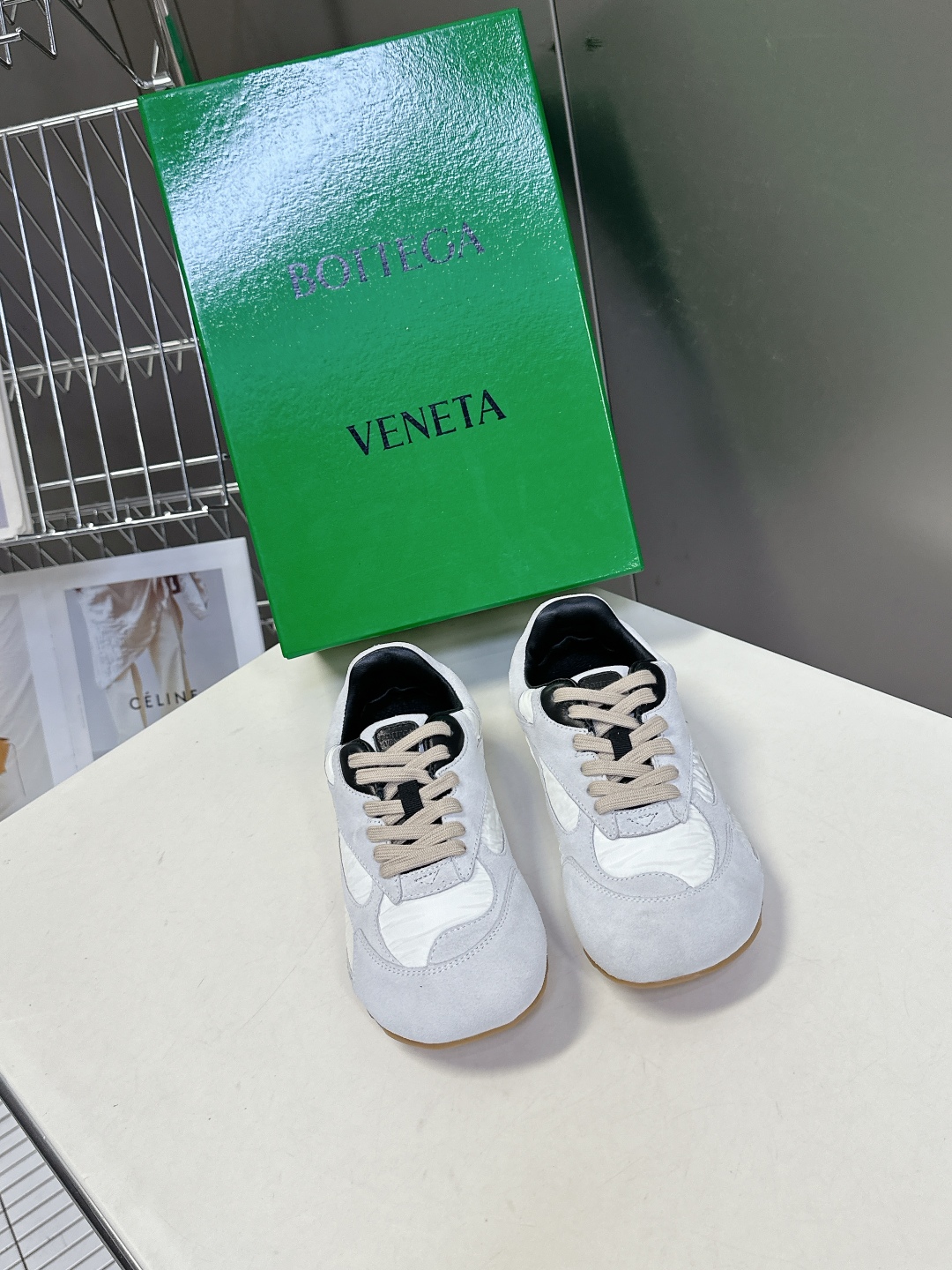  Bottega Veneta BV葆蝶家情侣款 阿甘鞋 德训运动鞋
  BV经典老钱风运动鞋超多明星时