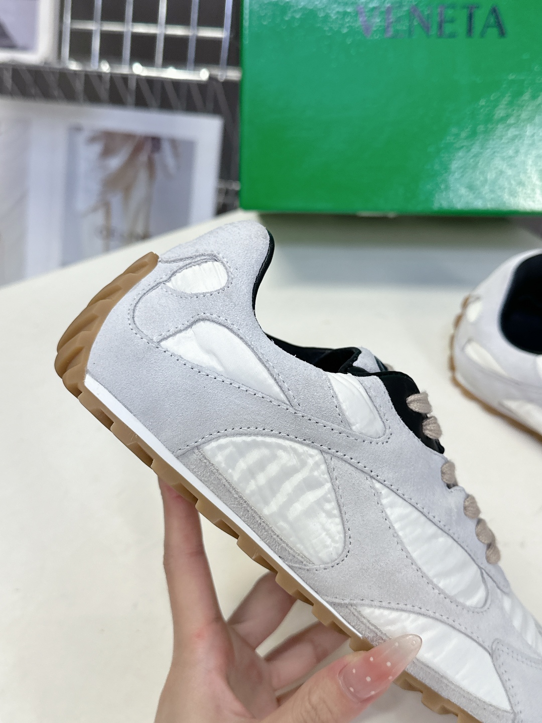  Bottega Veneta BV葆蝶家情侣款 阿甘鞋 德训运动鞋
  BV经典老钱风运动鞋超多明星时