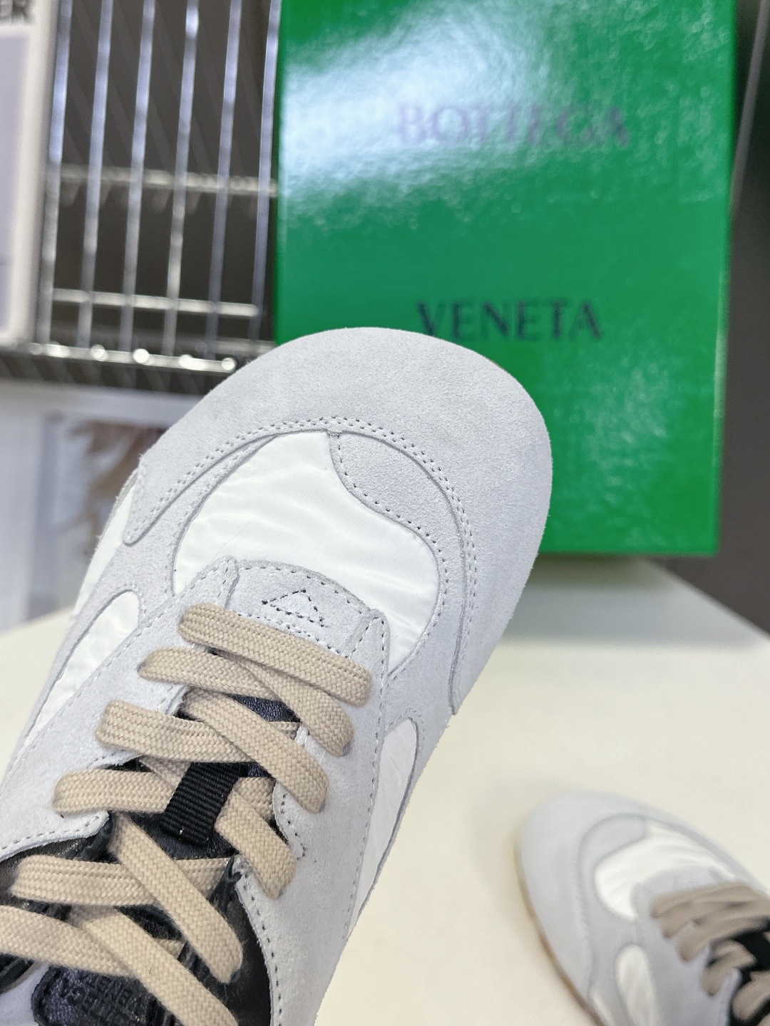  Bottega Veneta BV葆蝶家情侣款 阿甘鞋 德训运动鞋
  BV经典老钱风运动鞋超多明星时