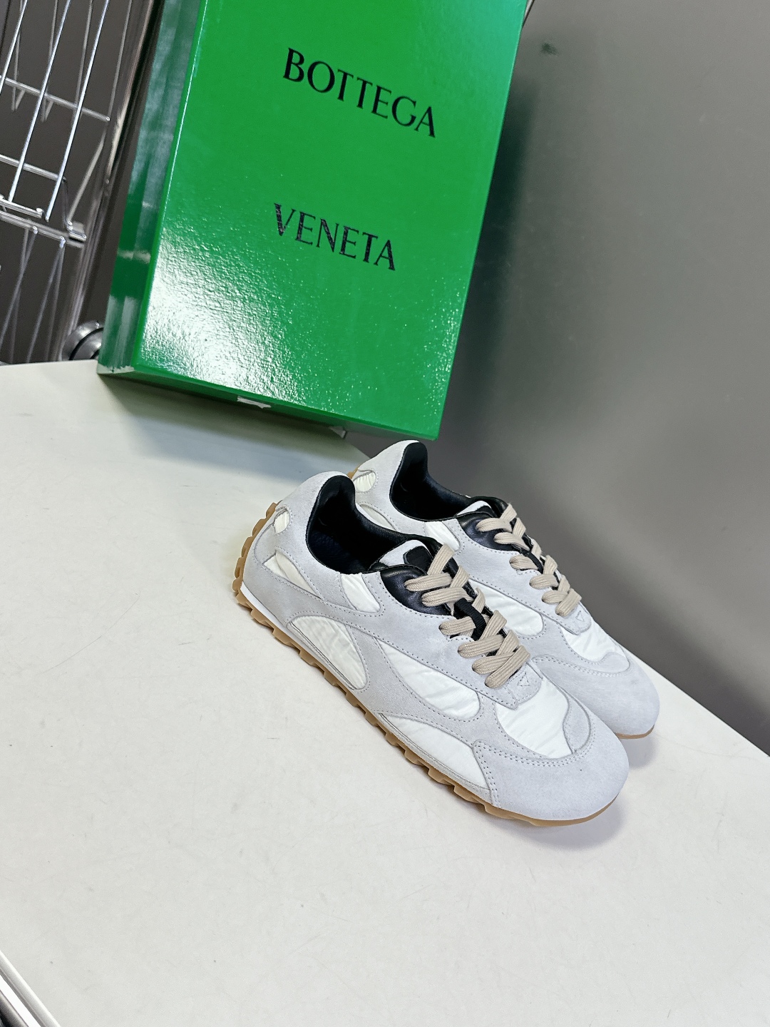  Bottega Veneta BV葆蝶家情侣款 阿甘鞋 德训运动鞋
  BV经典老钱风运动鞋超多明星时
