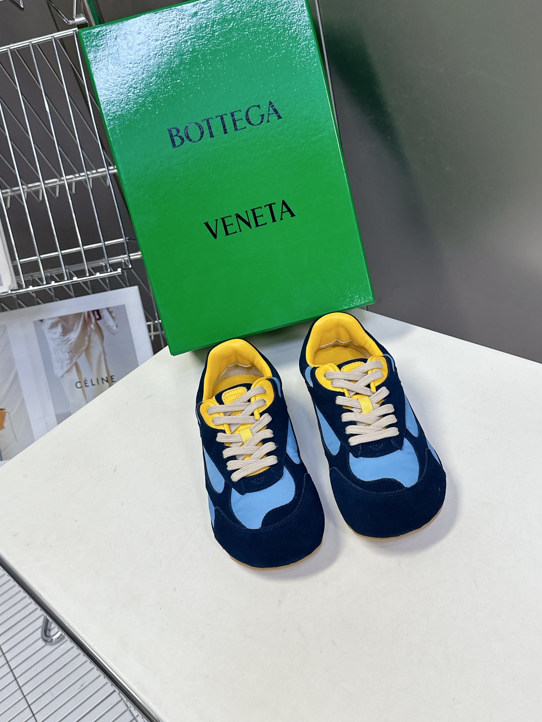  Bottega Veneta BV葆蝶家情侣款 阿甘鞋 德训运动鞋
  BV经典老钱风运动鞋超多明星时