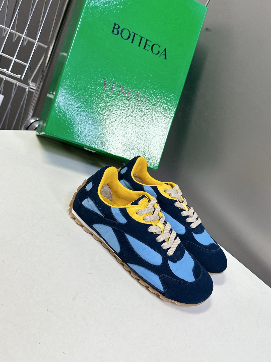  Bottega Veneta BV葆蝶家情侣款 阿甘鞋 德训运动鞋
  BV经典老钱风运动鞋超多明星时