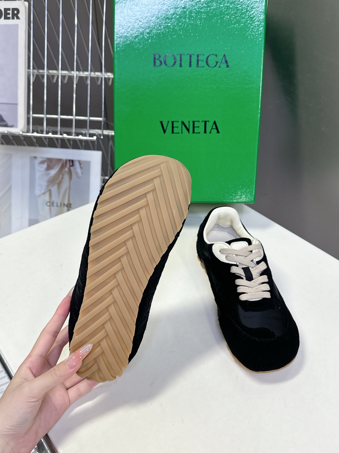  Bottega Veneta BV葆蝶家情侣款 阿甘鞋 德训运动鞋
  BV经典老钱风运动鞋超多明星时
