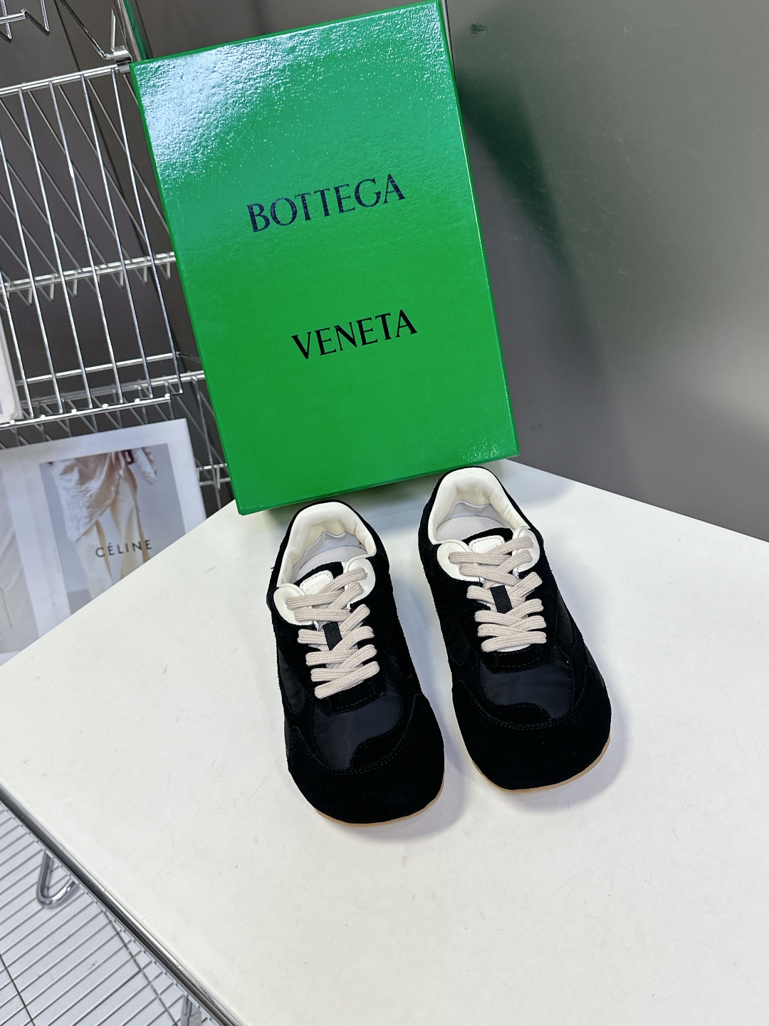 Bottega Veneta BV葆蝶家情侣款 阿甘鞋 德训运动鞋
  BV经典老钱风运动鞋超多明星时