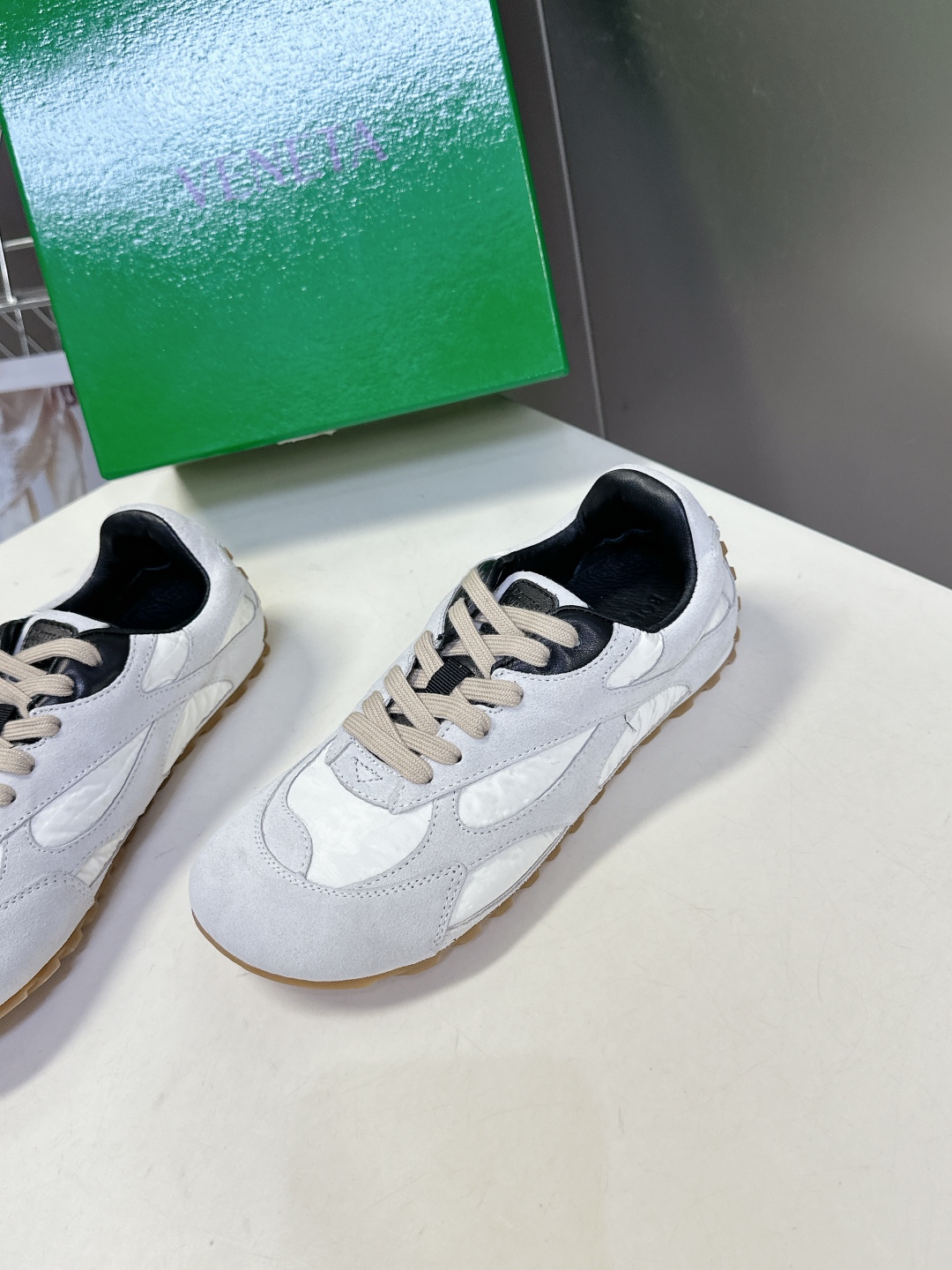  Bottega Veneta BV葆蝶家情侣款 阿甘鞋 德训运动鞋
  BV经典老钱风运动鞋超多明星时