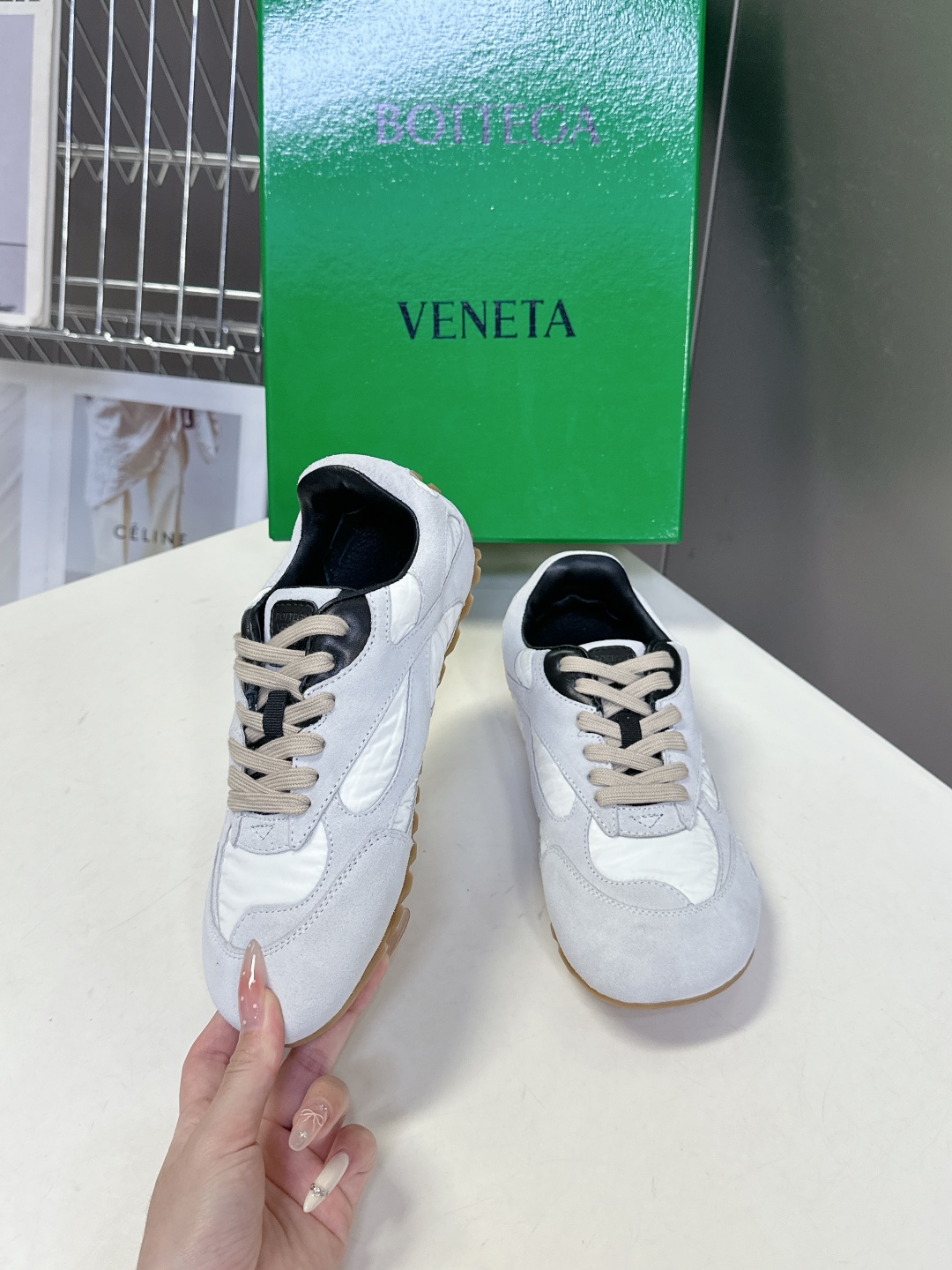  Bottega Veneta BV葆蝶家情侣款 阿甘鞋 德训运动鞋
  BV经典老钱风运动鞋超多明星时