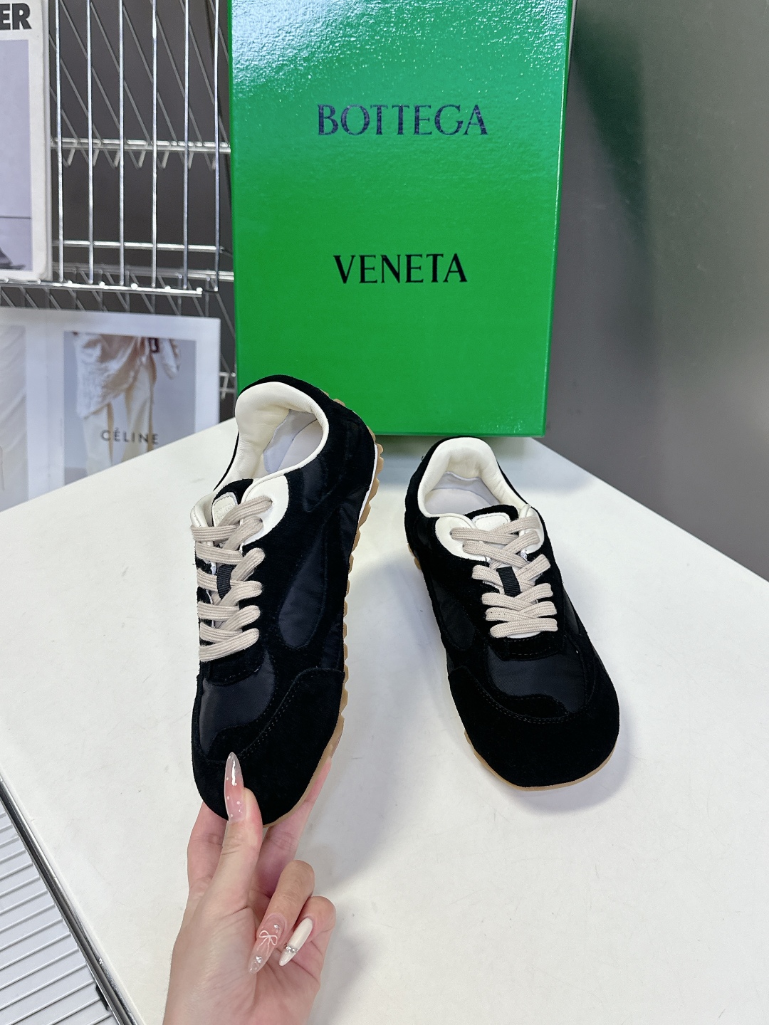  Bottega Veneta BV葆蝶家情侣款 阿甘鞋 德训运动鞋
  BV经典老钱风运动鞋超多明星时