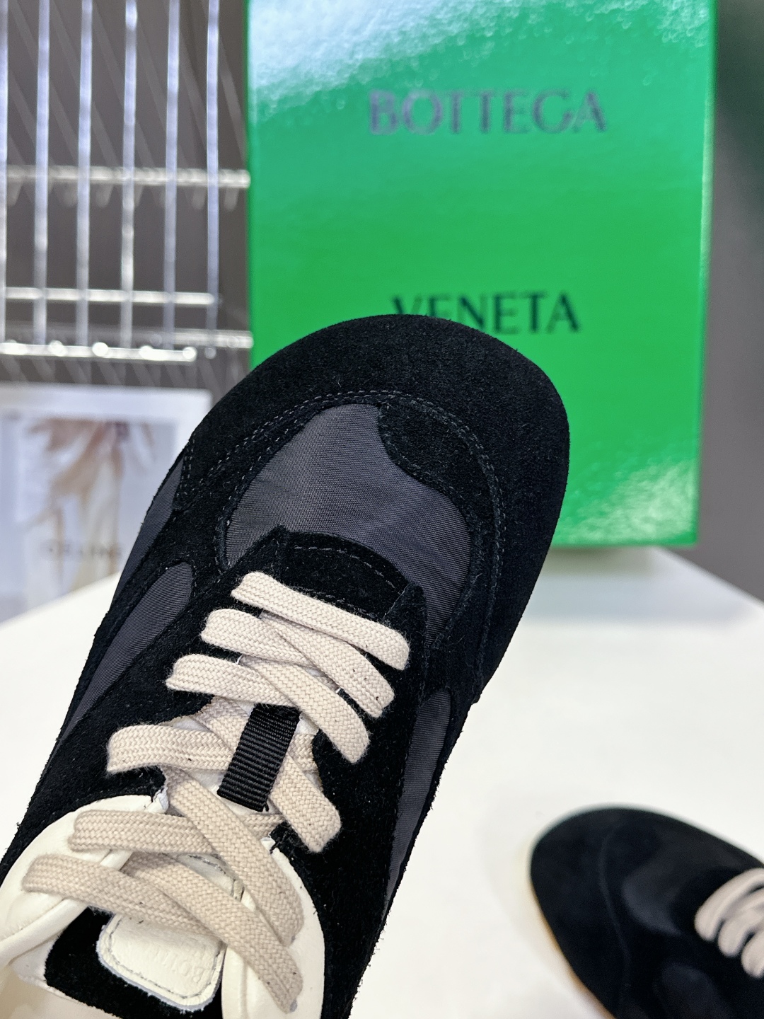  Bottega Veneta BV葆蝶家情侣款 阿甘鞋 德训运动鞋
  BV经典老钱风运动鞋超多明星时