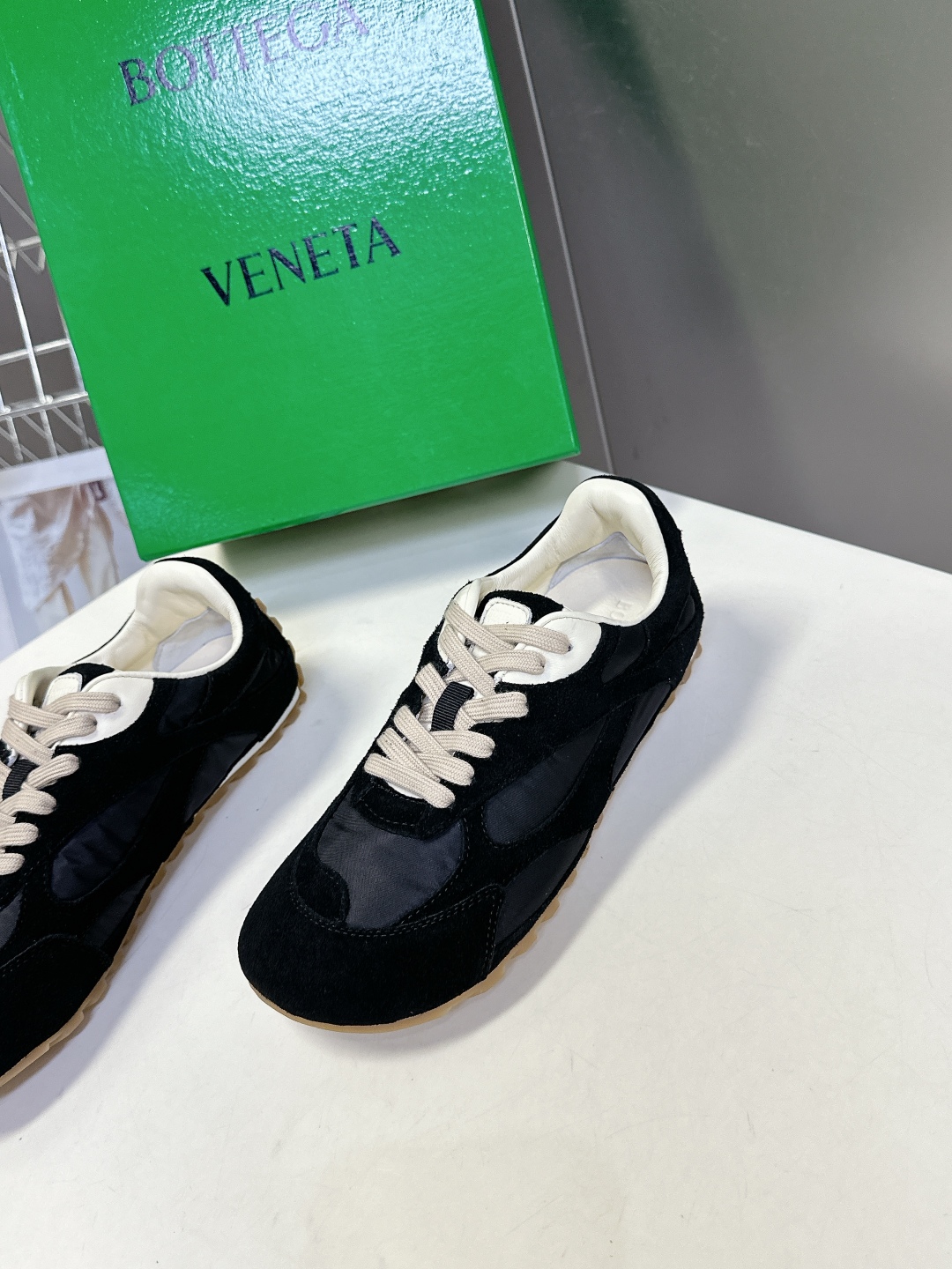  Bottega Veneta BV葆蝶家情侣款 阿甘鞋 德训运动鞋
  BV经典老钱风运动鞋超多明星时