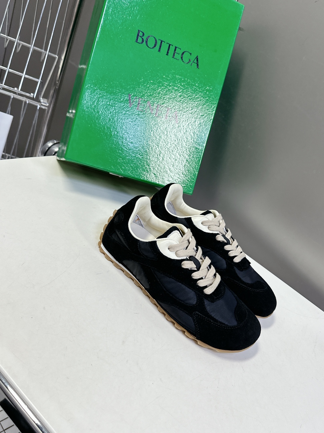  Bottega Veneta BV葆蝶家情侣款 阿甘鞋 德训运动鞋
  BV经典老钱风运动鞋超多明星时