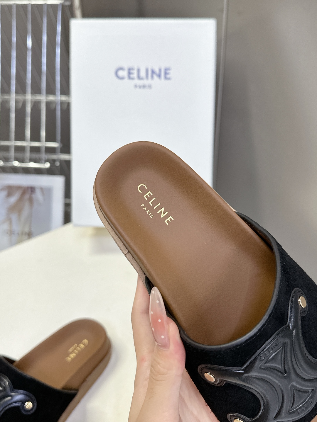  Celine思琳凯旋门春夏新款勃肯拖鞋
高级感十足 网红ins种草神器、非常复古风、气场十足单品、设计