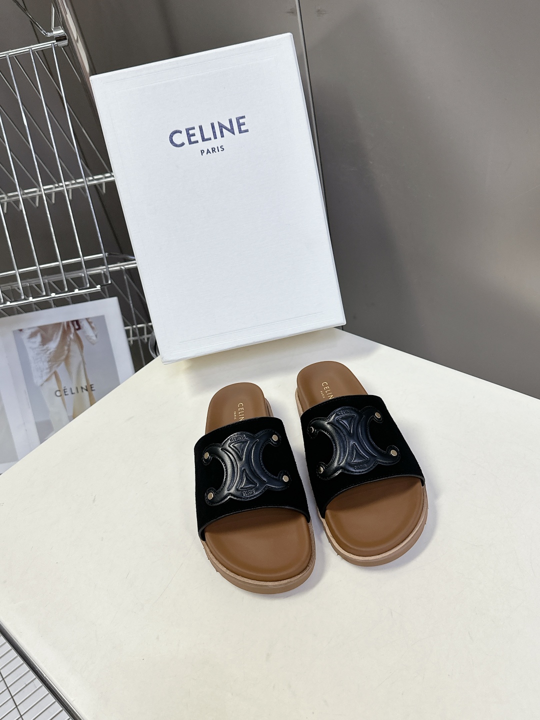  Celine思琳凯旋门春夏新款勃肯拖鞋
高级感十足 网红ins种草神器、非常复古风、气场十足单品、设计