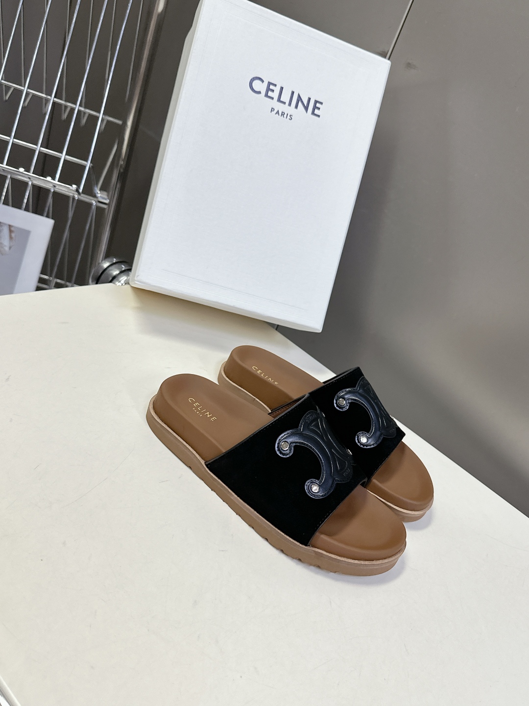  Celine思琳凯旋门春夏新款勃肯拖鞋
高级感十足 网红ins种草神器、非常复古风、气场十足单品、设计