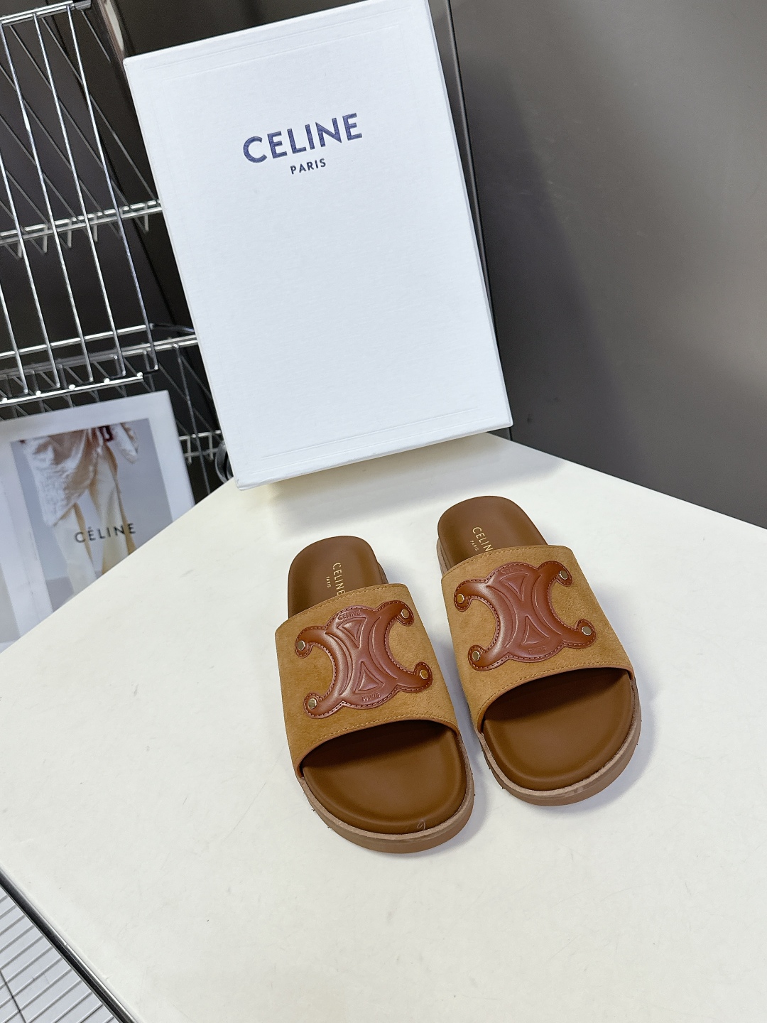  Celine思琳凯旋门春夏新款勃肯拖鞋
高级感十足 网红ins种草神器、非常复古风、气场十足单品、设计