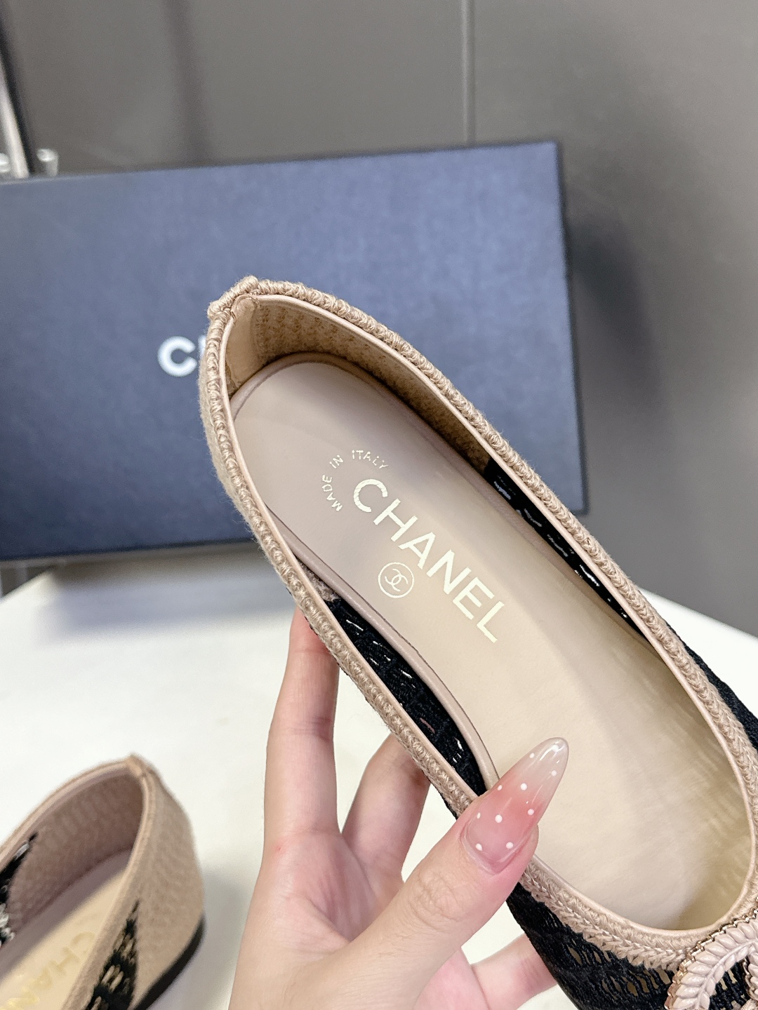  CHANEL香奈儿经典芭蕾舞单鞋                         超经典的鞋型设计 永