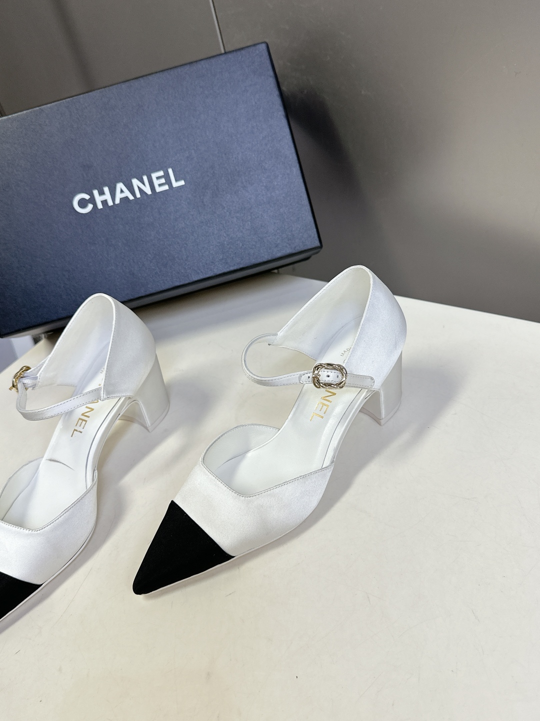  香奈儿CHANEL春夏最新款粗跟时装鞋
      超多网红时尚博主种草 高级感舒适，配女神们的半身裙