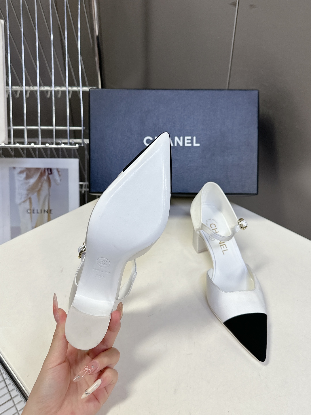  香奈儿CHANEL春夏最新款粗跟时装鞋
      超多网红时尚博主种草 高级感舒适，配女神们的半身裙